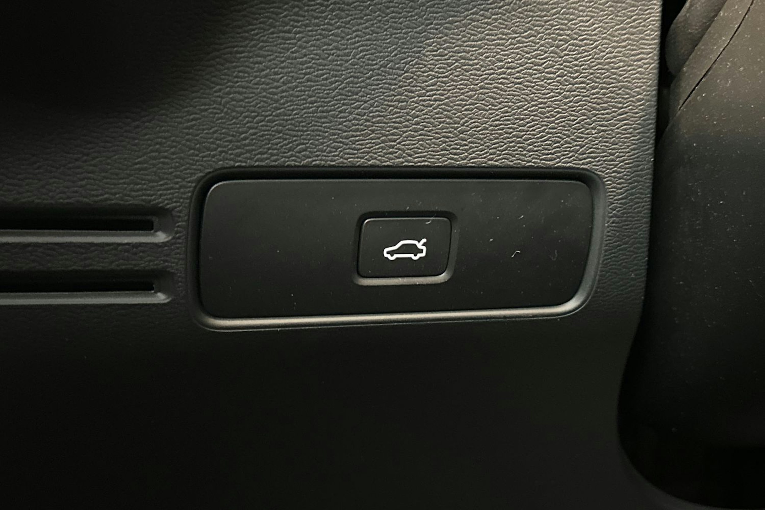 Musta Volvo XC40 2023 kuva 14.