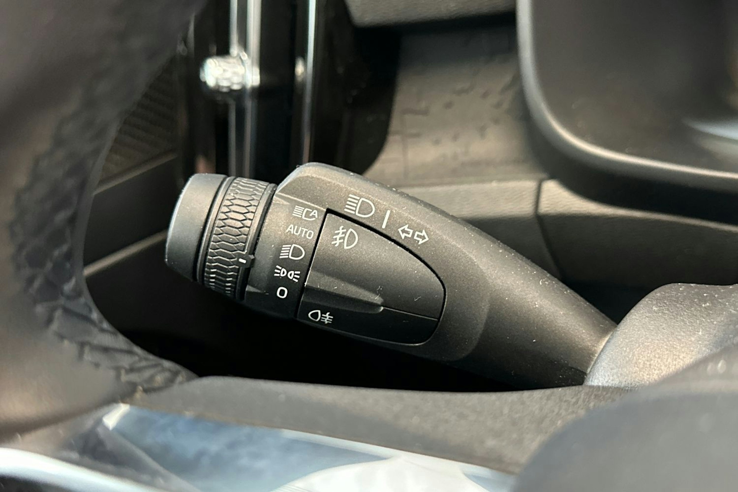 Musta Volvo XC40 2023 kuva 15.