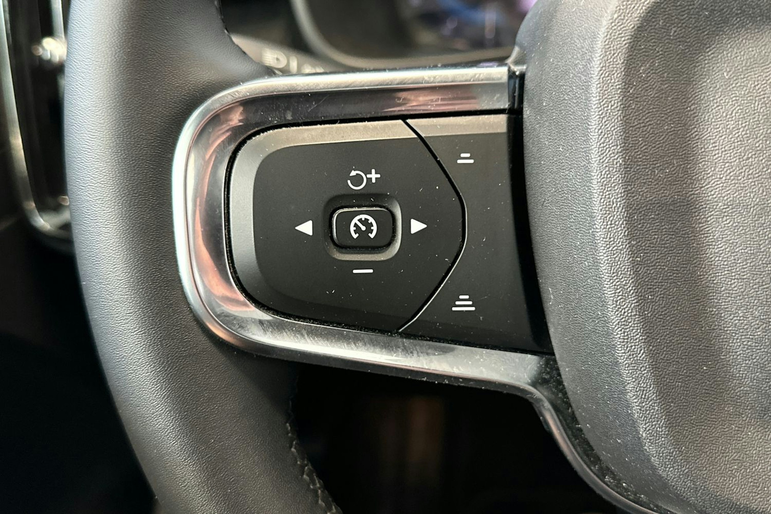 Musta Volvo XC40 2023 kuva 16.