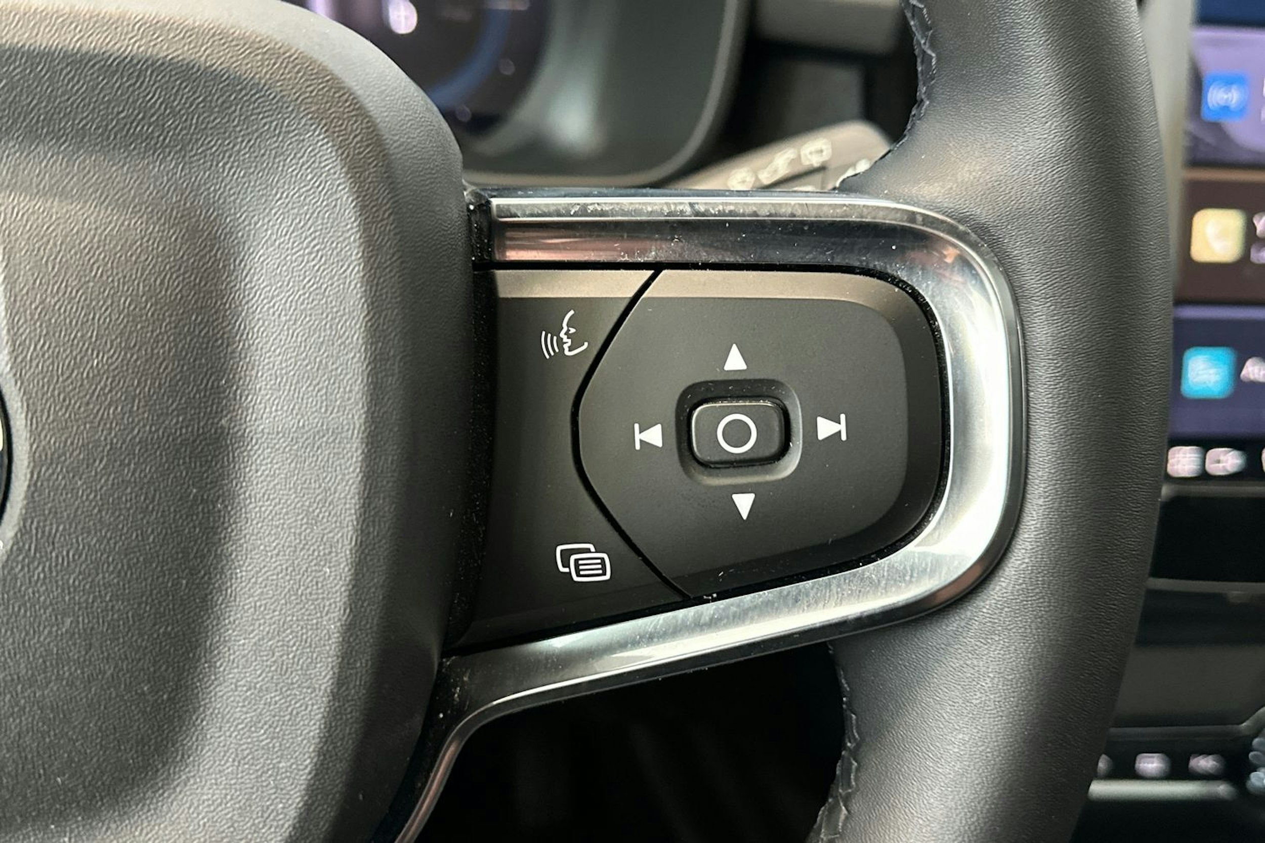 Musta Volvo XC40 2023 kuva 18.