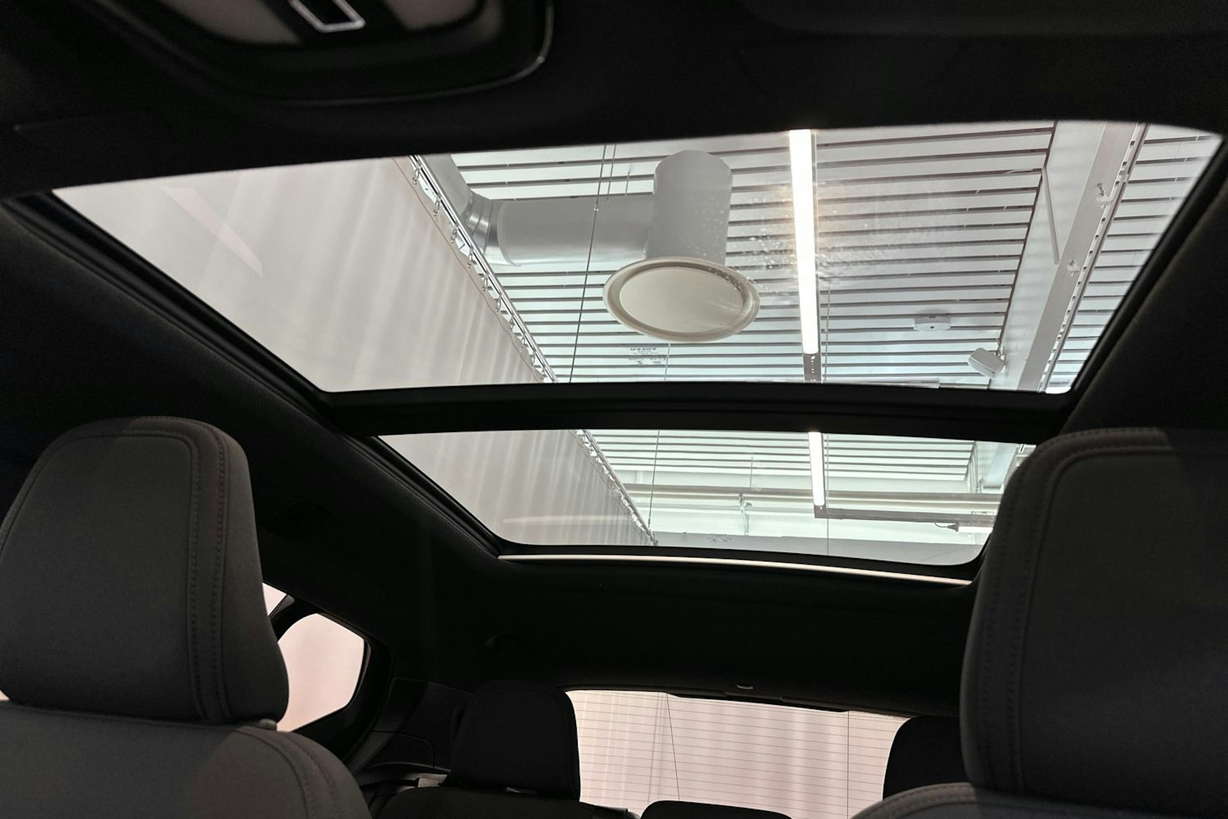 Musta Volvo XC40 2023 kuva 26.