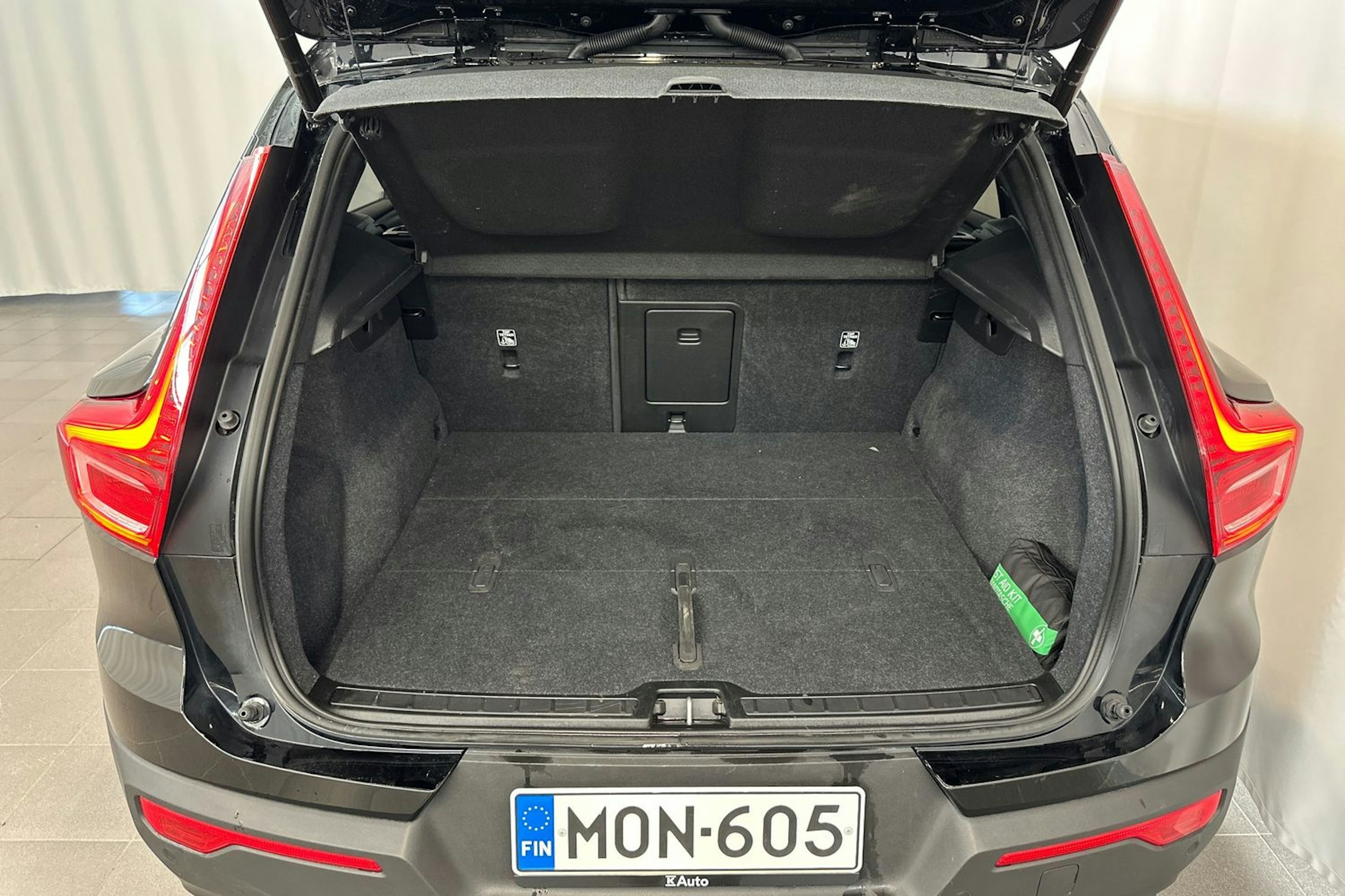 Musta Volvo XC40 2023 kuva 27.