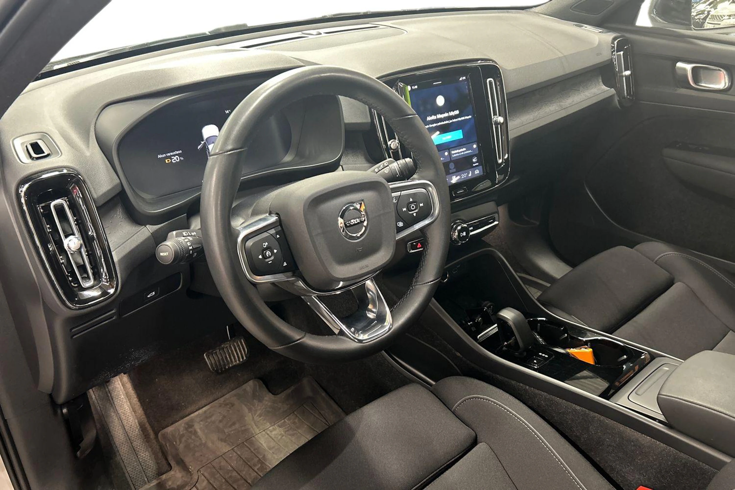 harmaa Volvo XC40 2023 kuva 3.