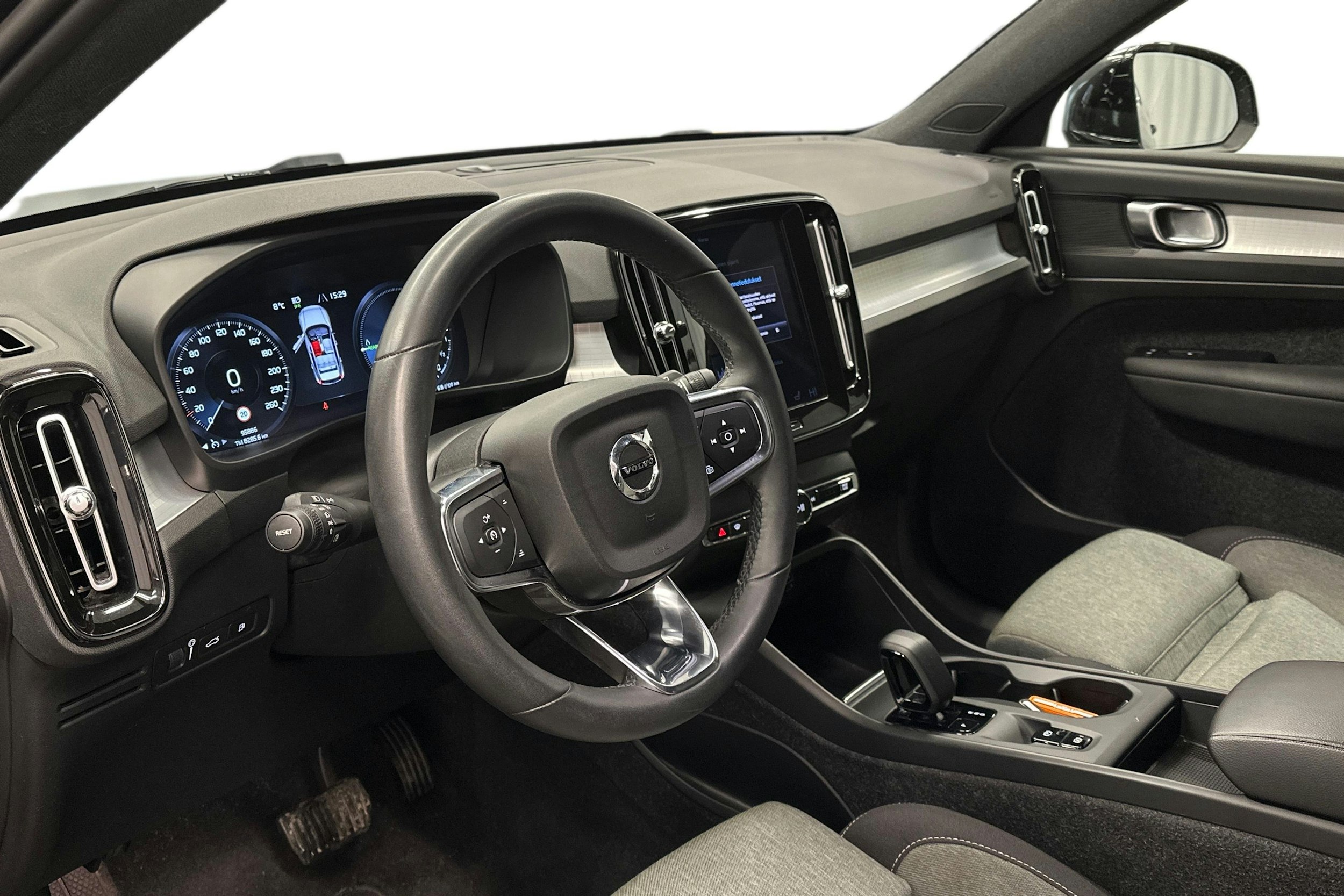 musta Volvo XC40 2023 kuva 7.