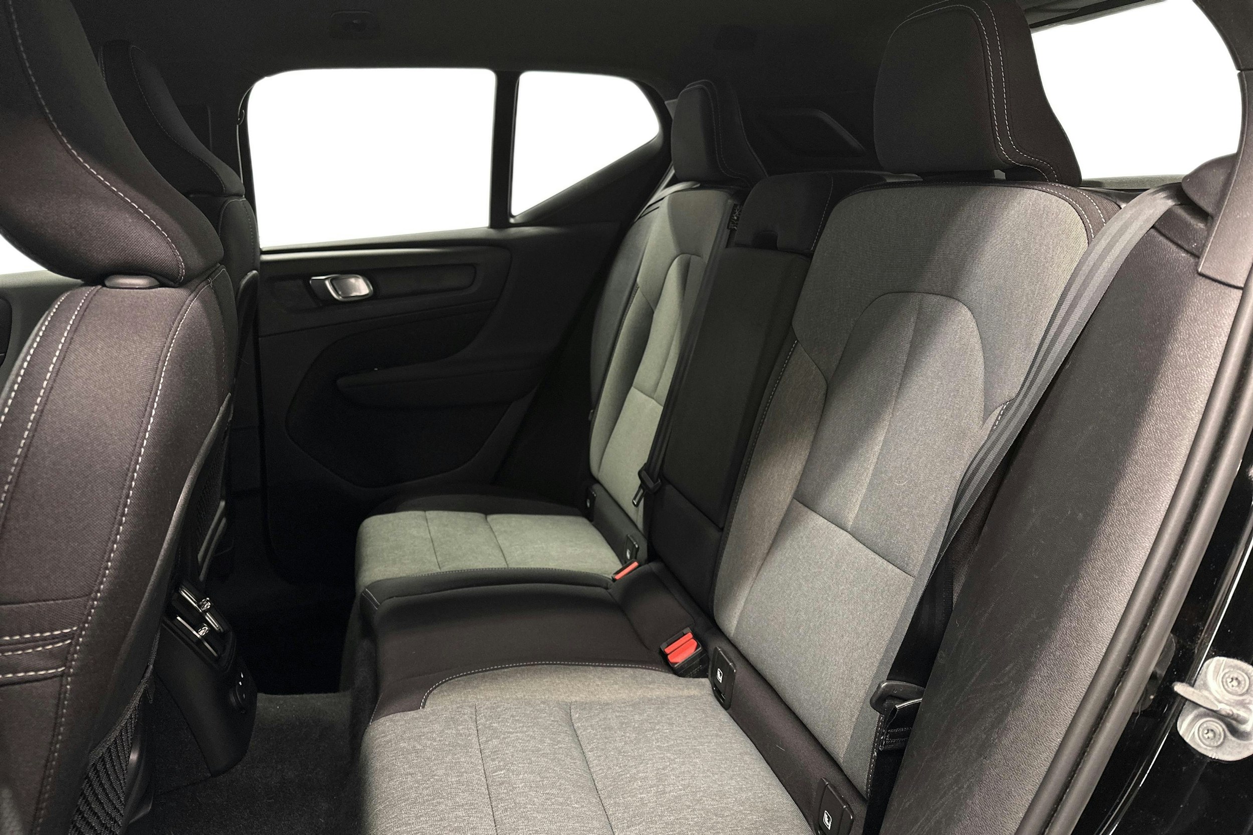 musta Volvo XC40 2023 kuva 10.