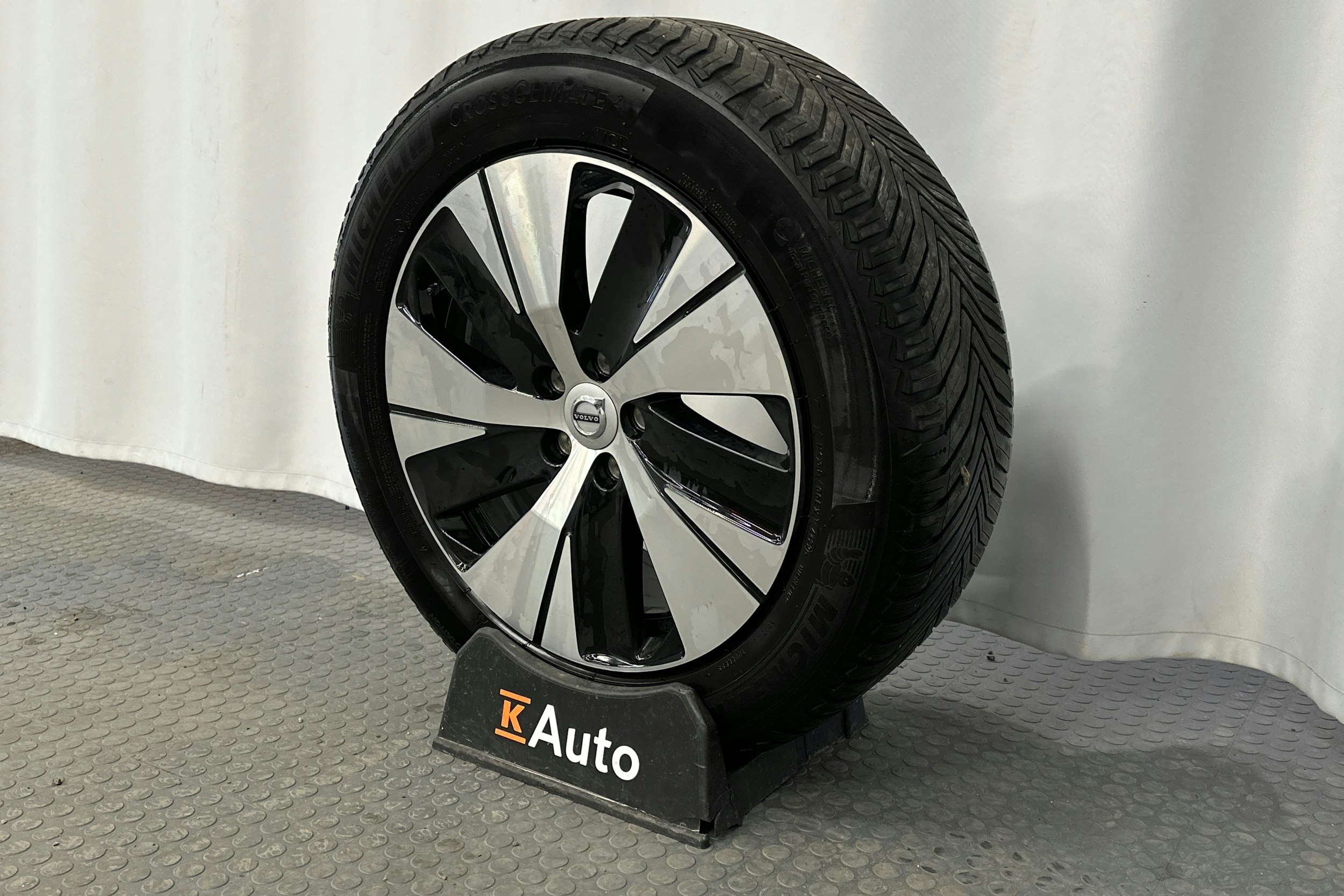 musta Volvo XC40 2023 kuva 13.