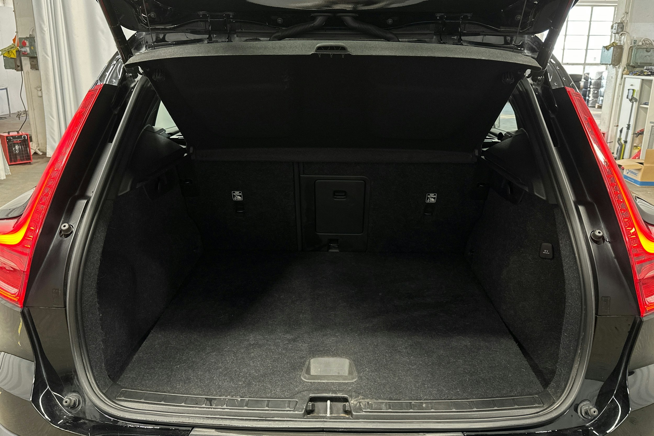 musta Volvo XC40 2023 kuva 14.