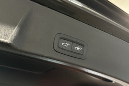 musta Volvo XC40 2023 kuva 15.