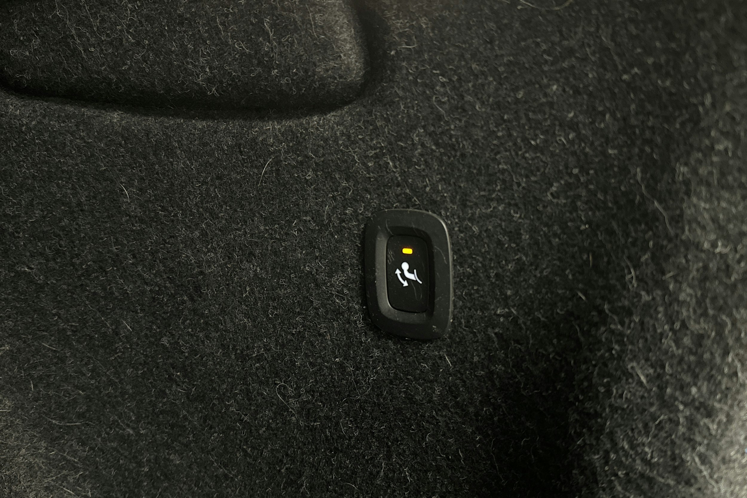 musta Volvo XC40 2023 kuva 16.