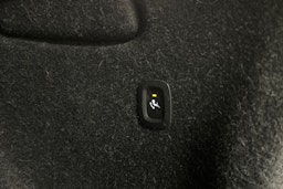 musta Volvo XC40 2023 kuva 16.