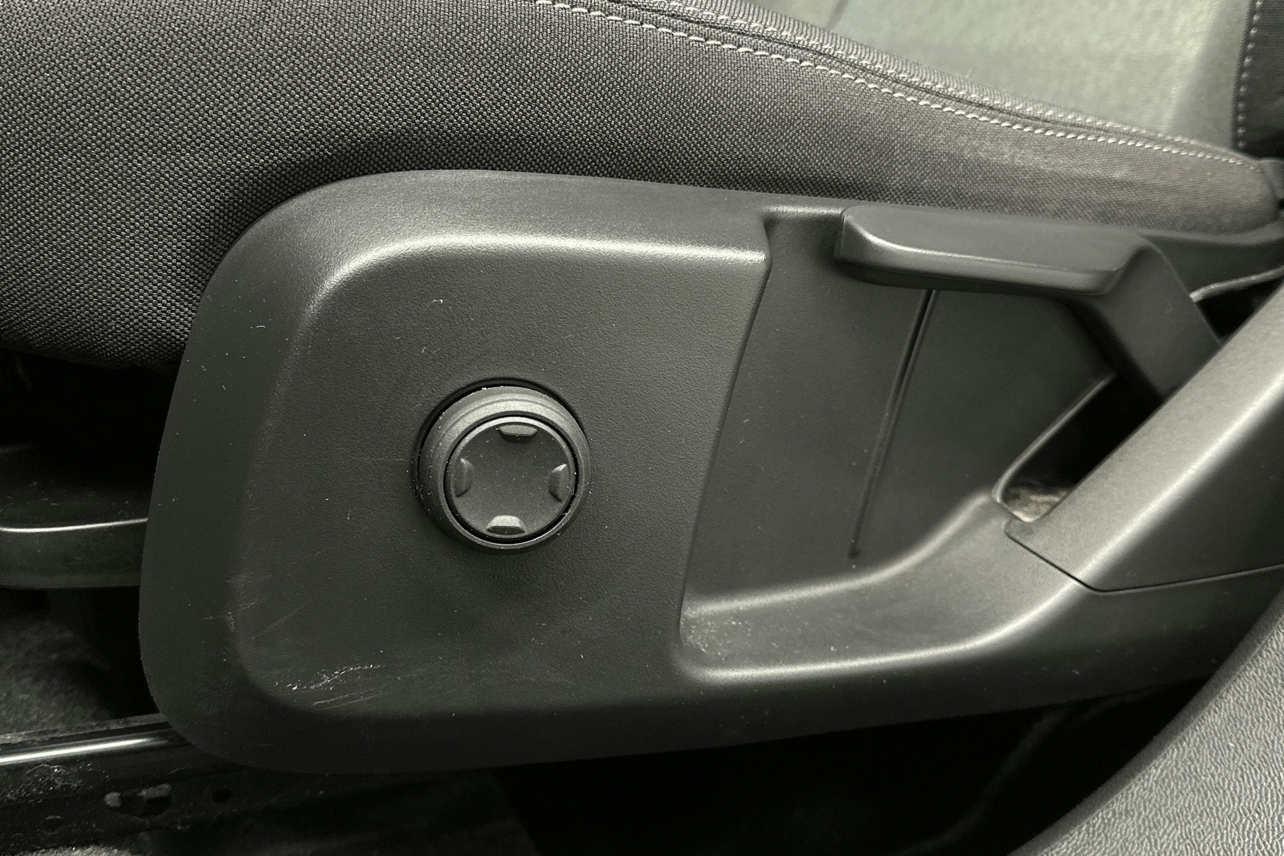 musta Volvo XC40 2023 kuva 19.