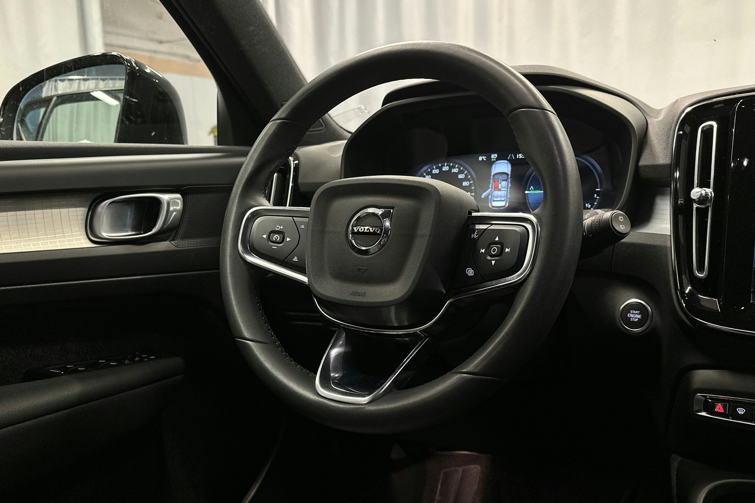 musta Volvo XC40 2023 kuva 20.