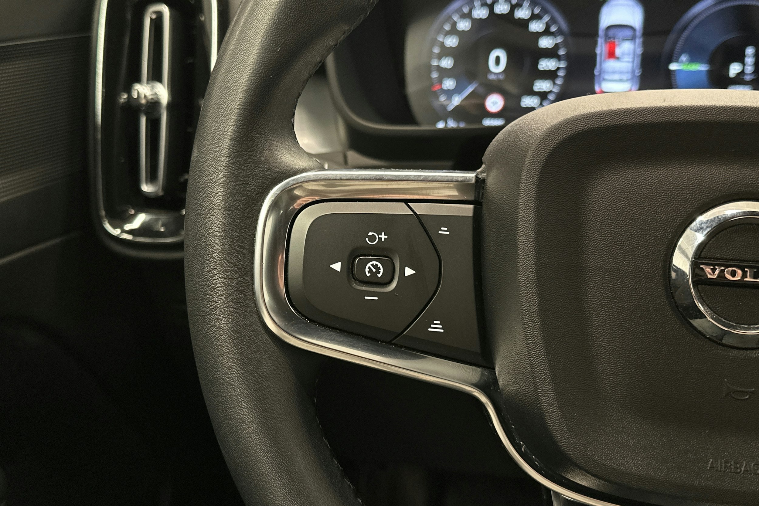 musta Volvo XC40 2023 kuva 21.