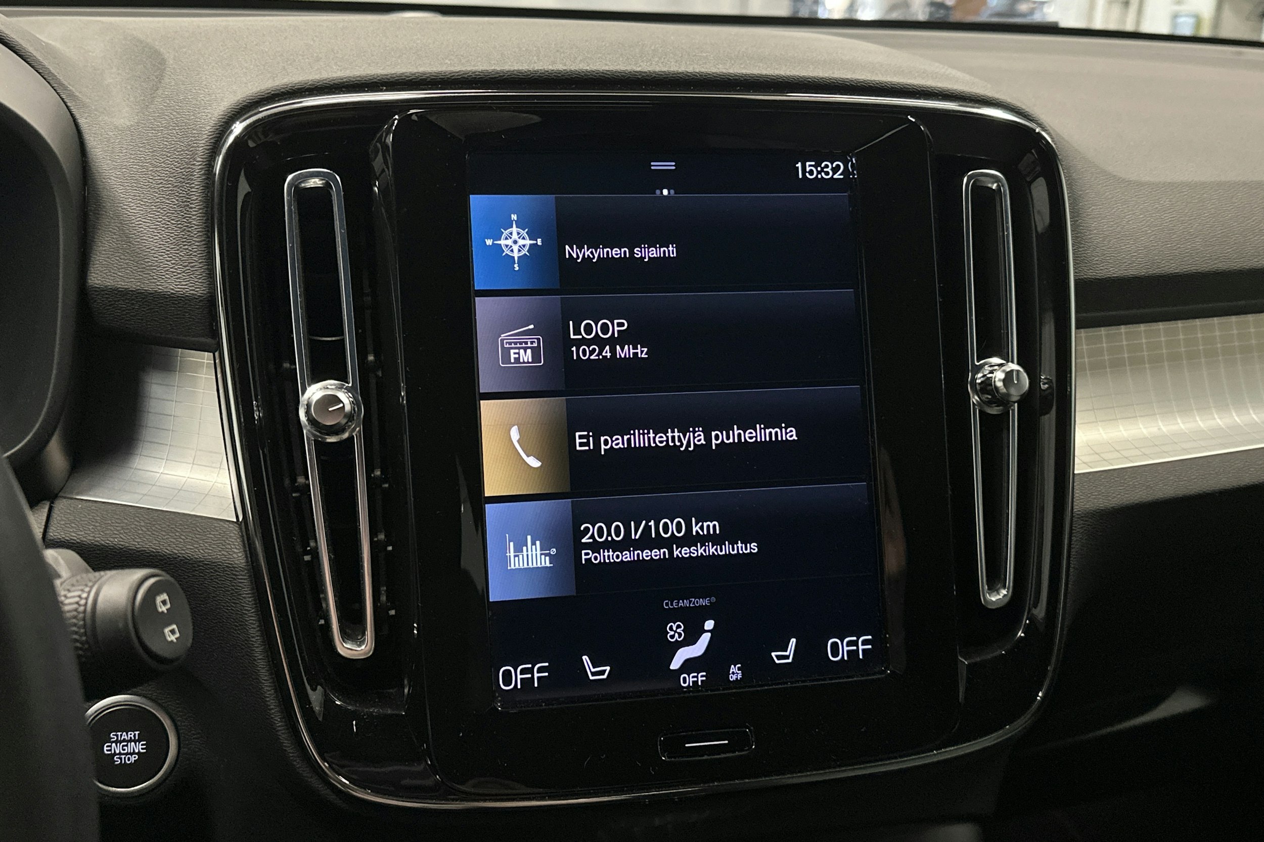 musta Volvo XC40 2023 kuva 24.