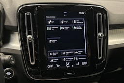 musta Volvo XC40 2023 kuva 25.