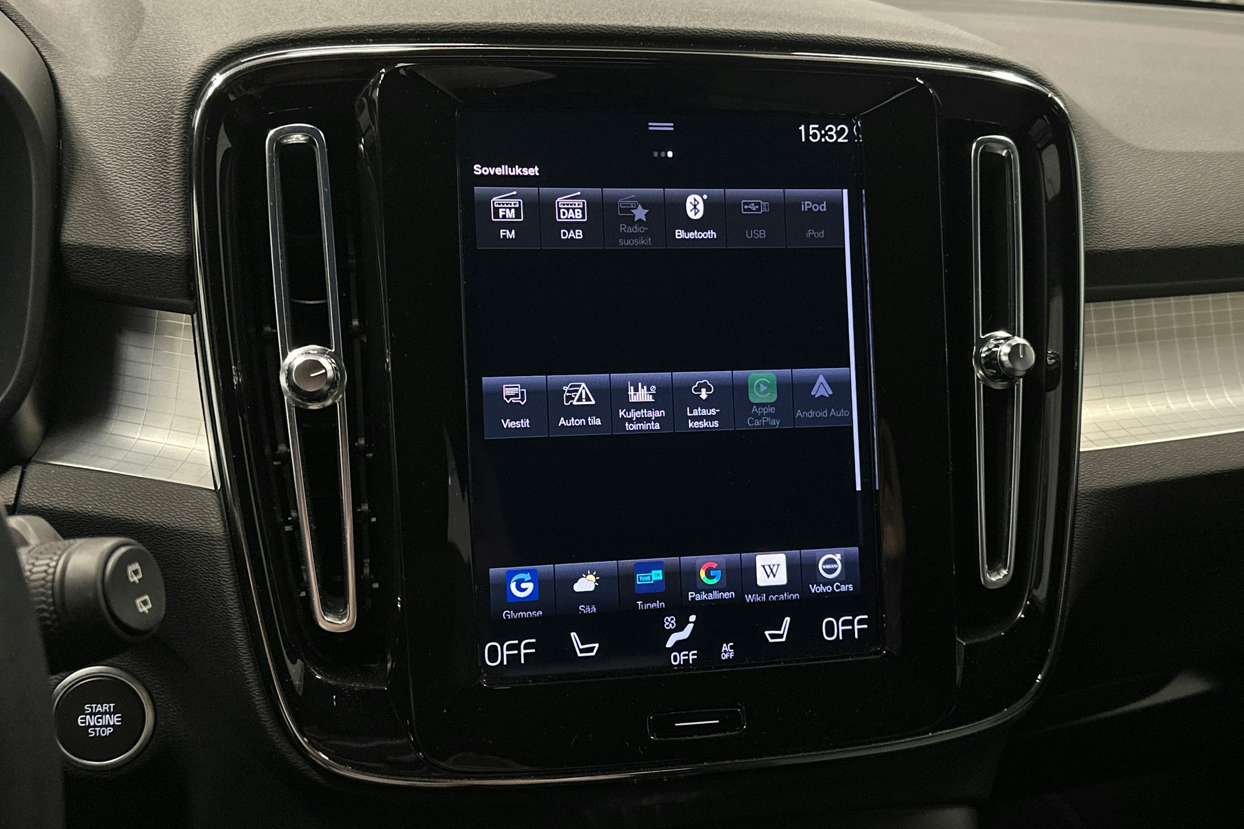 musta Volvo XC40 2023 kuva 26.