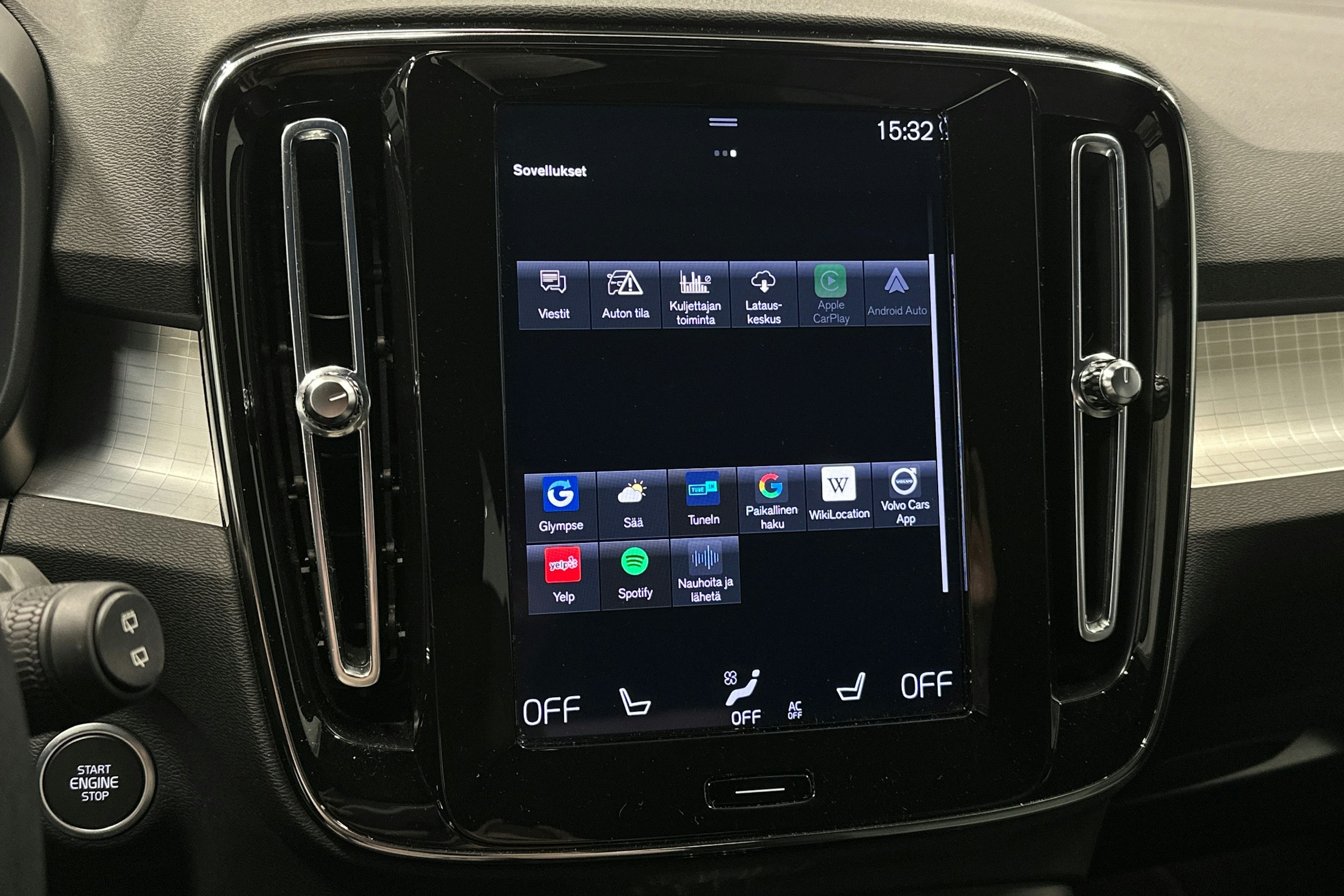 musta Volvo XC40 2023 kuva 27.