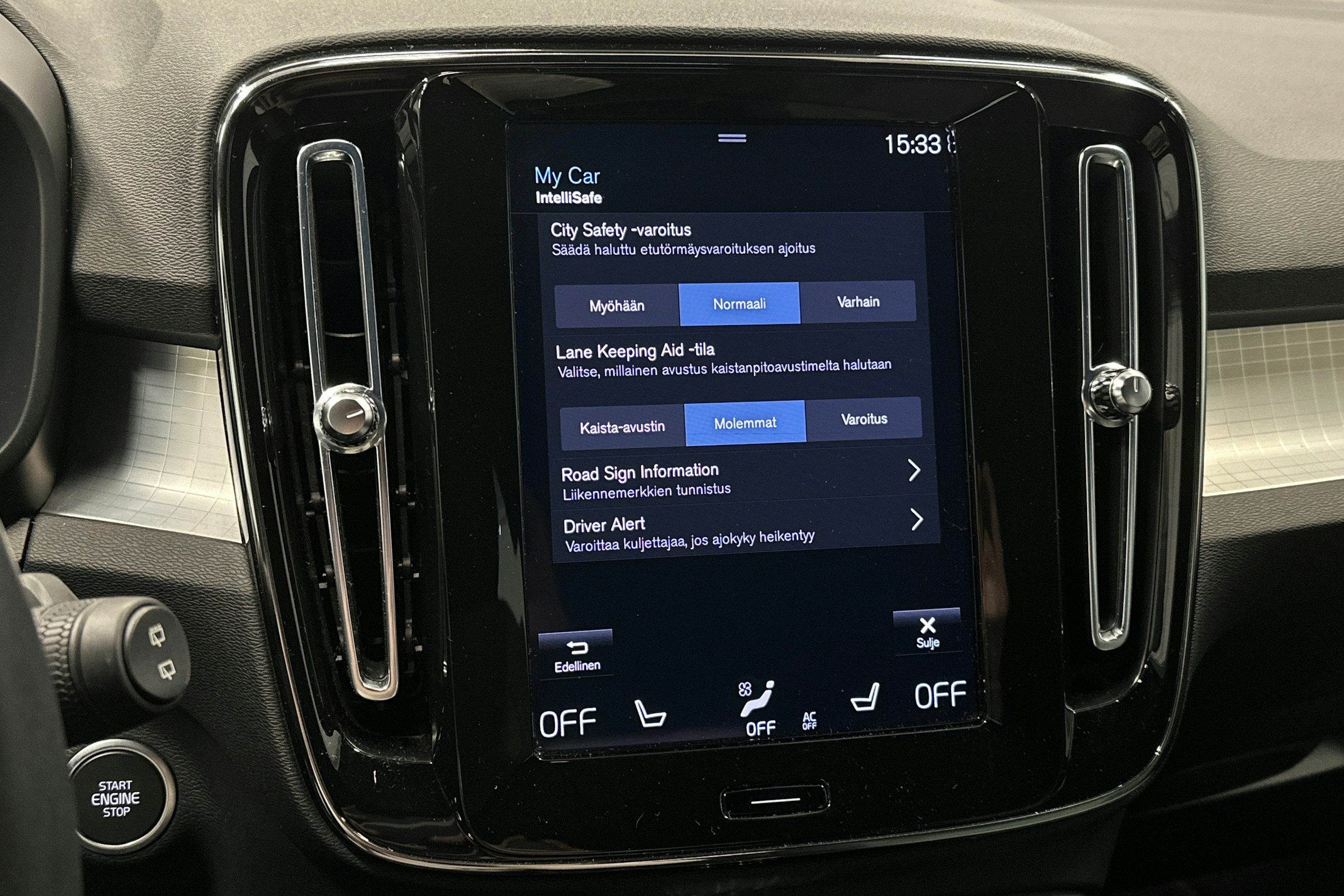 musta Volvo XC40 2023 kuva 28.