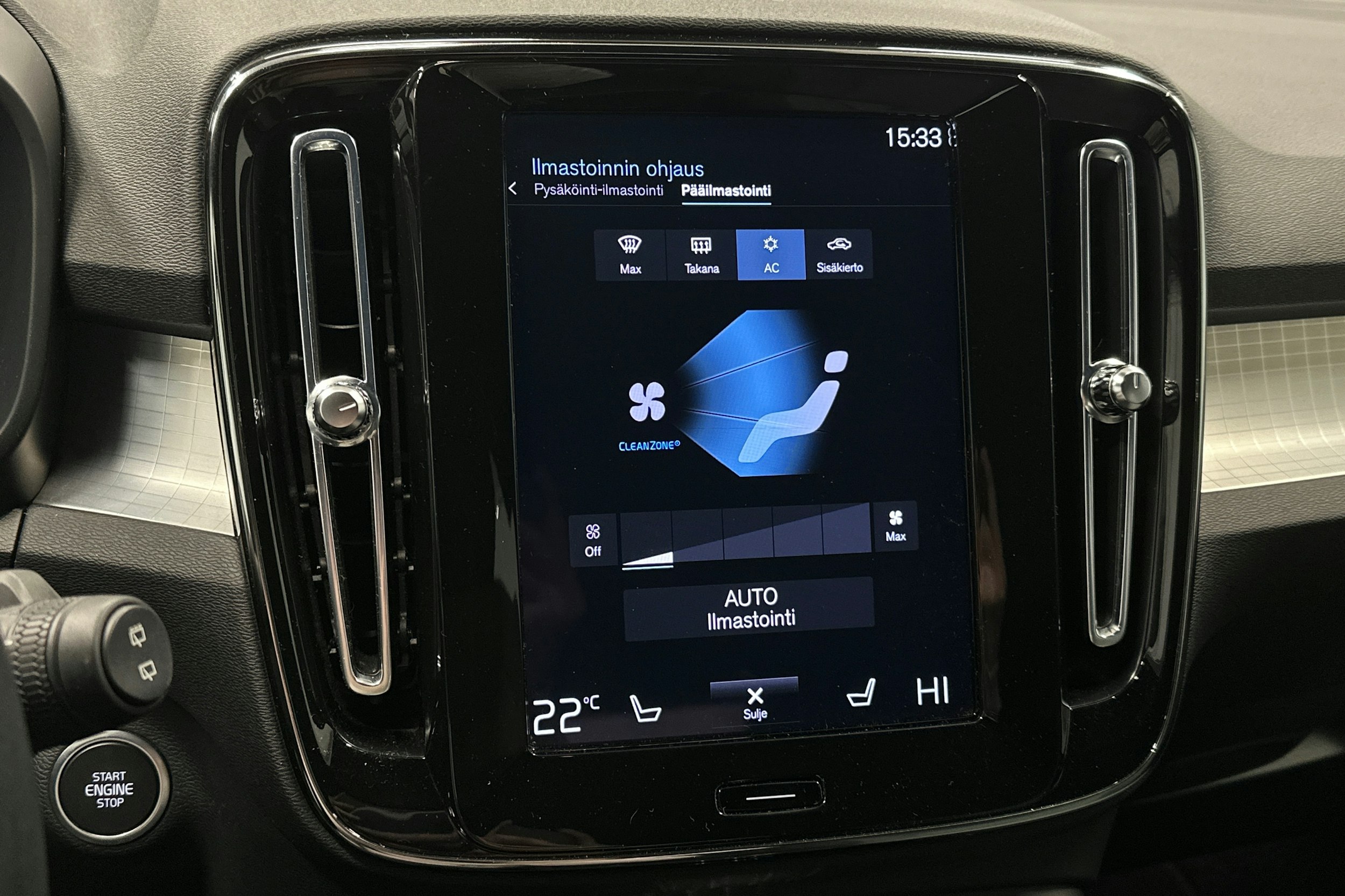 musta Volvo XC40 2023 kuva 30.