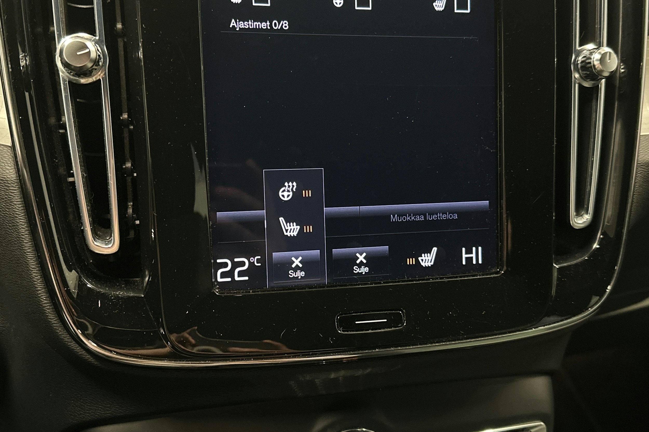 musta Volvo XC40 2023 kuva 32.