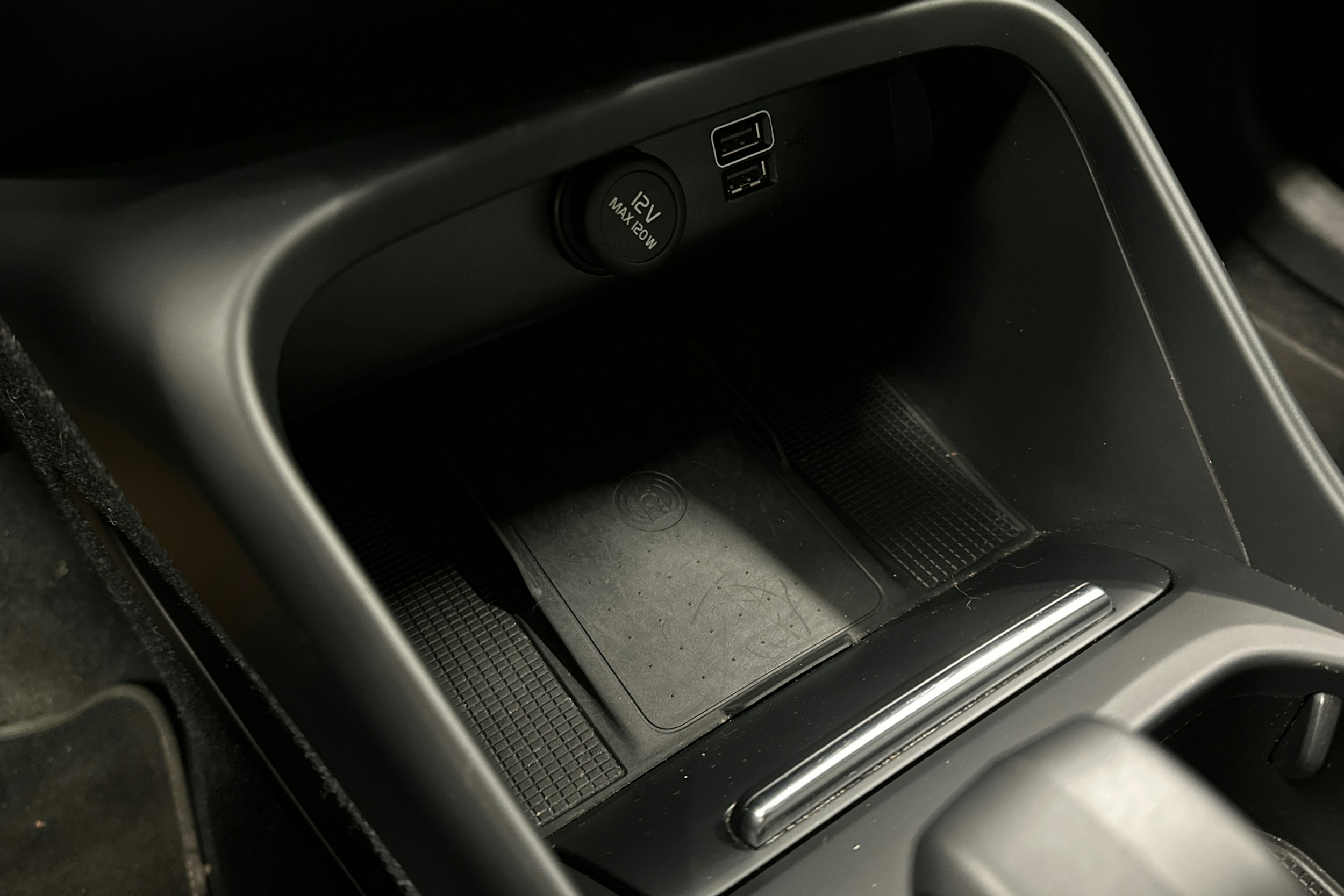 musta Volvo XC40 2023 kuva 34.