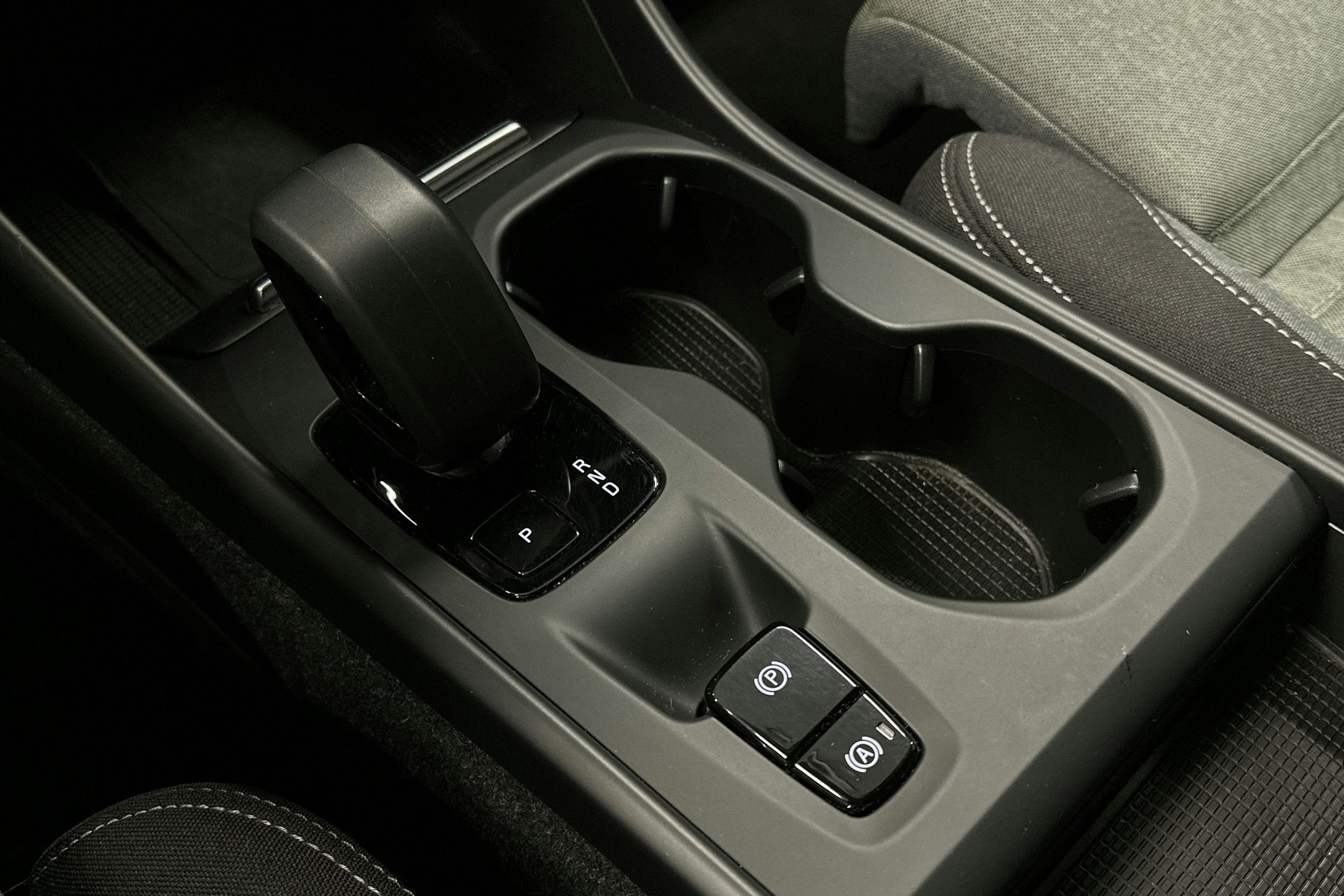 musta Volvo XC40 2023 kuva 35.