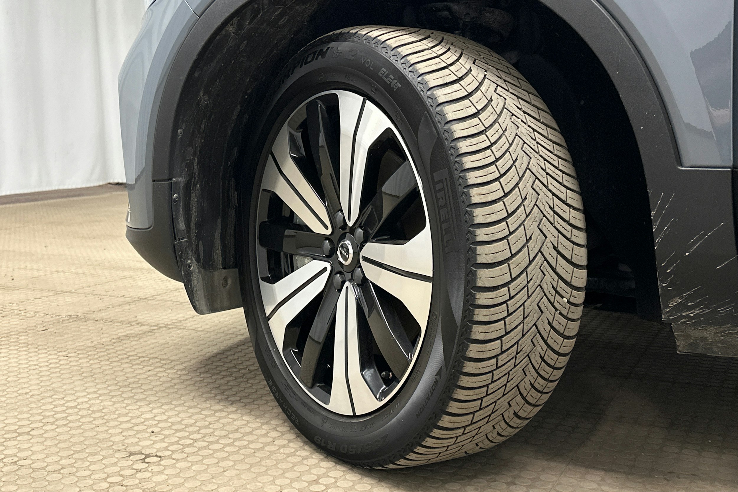 harmaa Volvo XC40 2023 kuva 13.