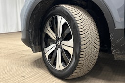 harmaa Volvo XC40 2023 kuva 13.