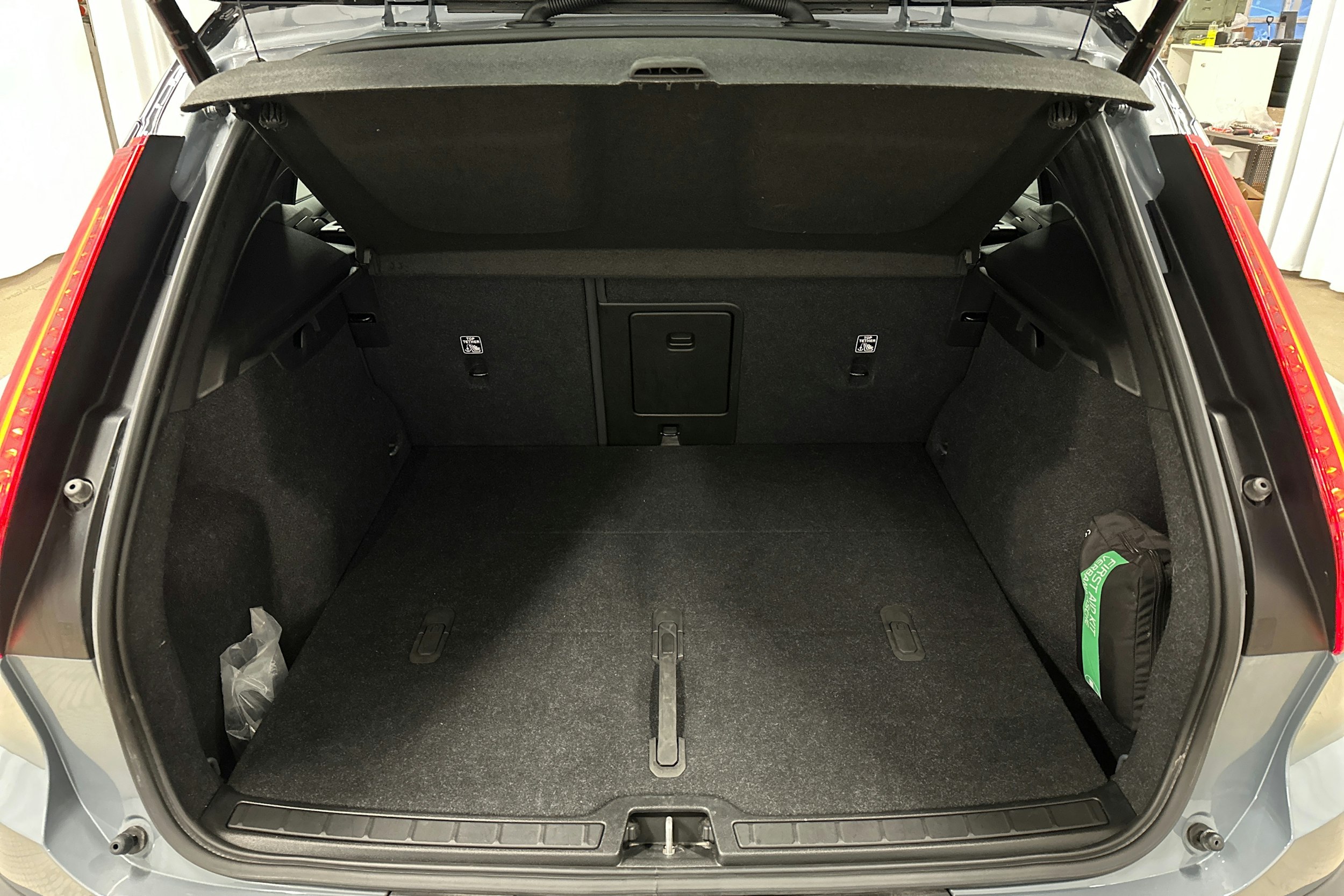 harmaa Volvo XC40 2023 kuva 14.