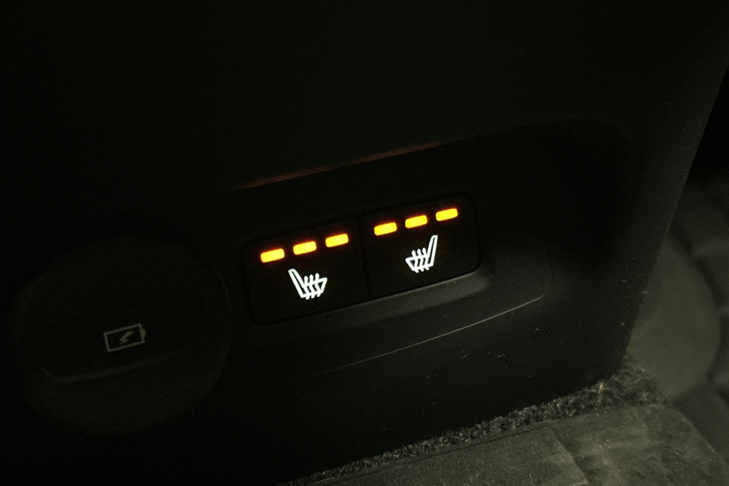 harmaa Volvo XC40 2023 kuva 16.