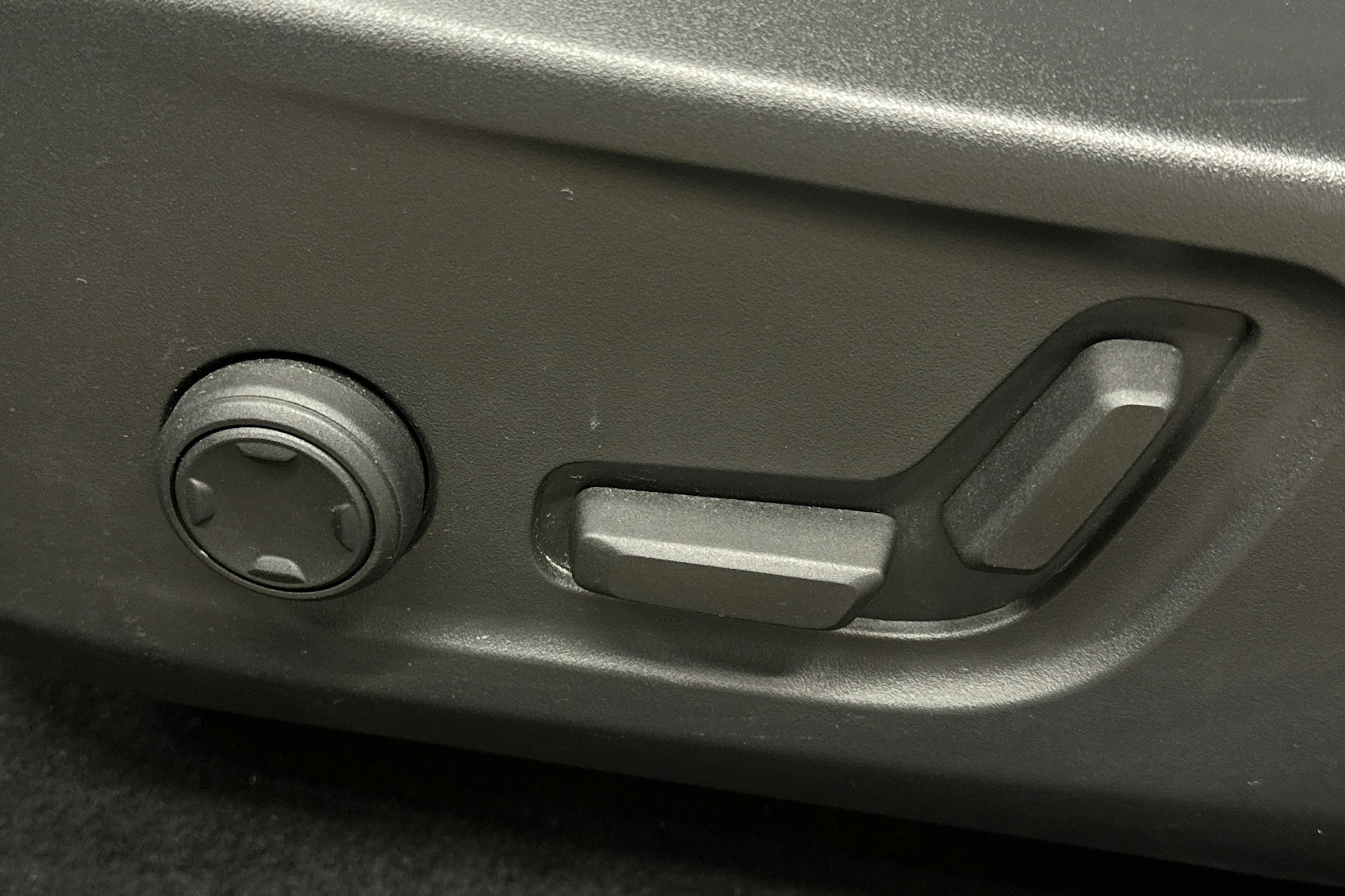 harmaa Volvo XC40 2023 kuva 18.