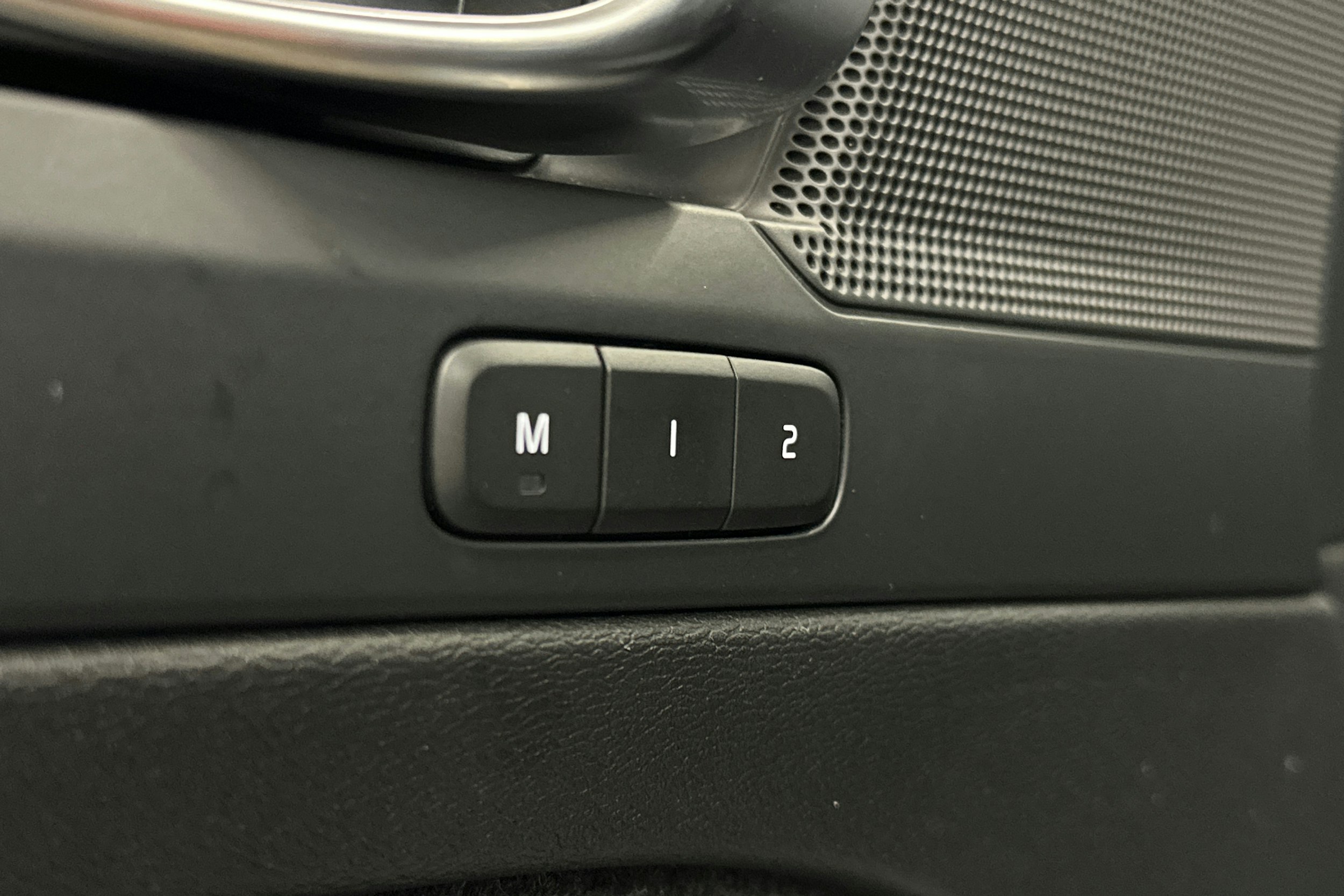 harmaa Volvo XC40 2023 kuva 19.