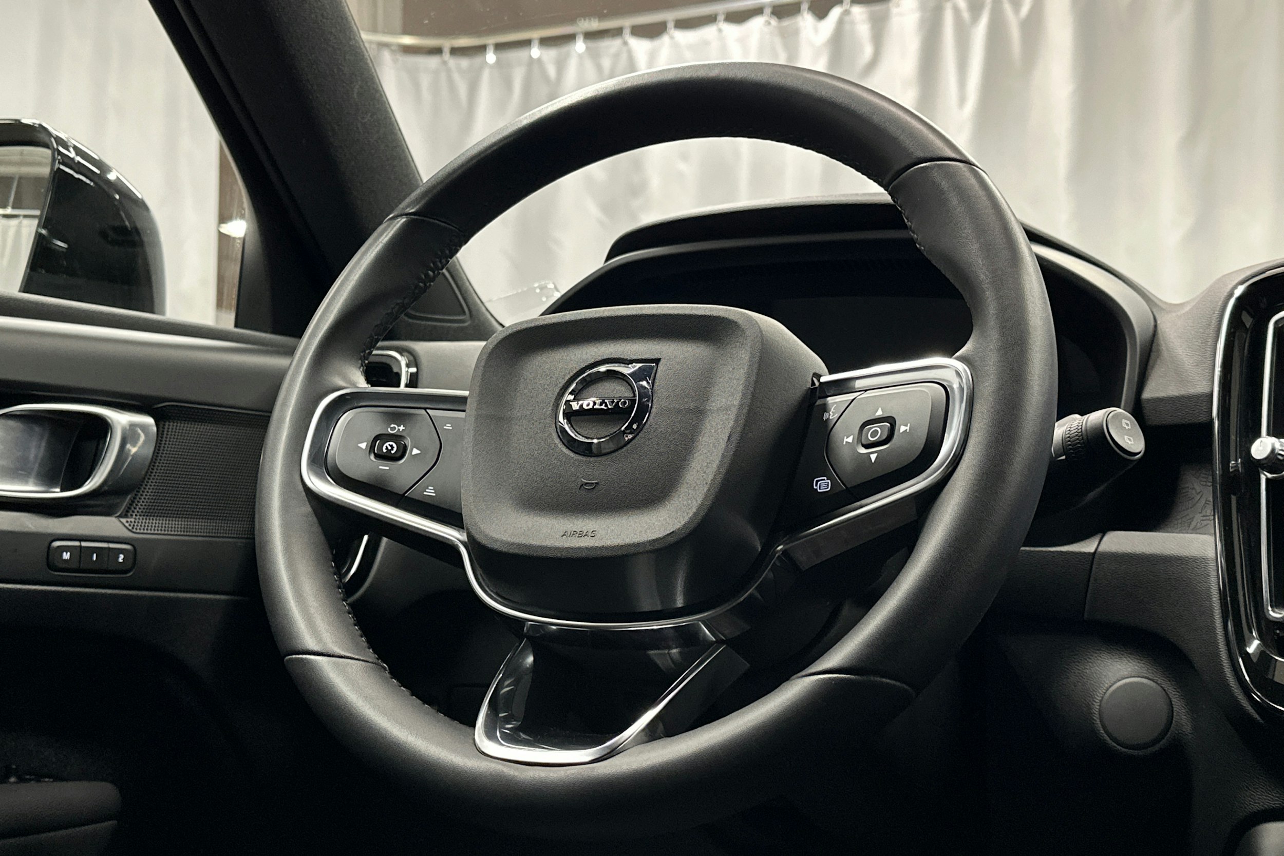 harmaa Volvo XC40 2023 kuva 20.