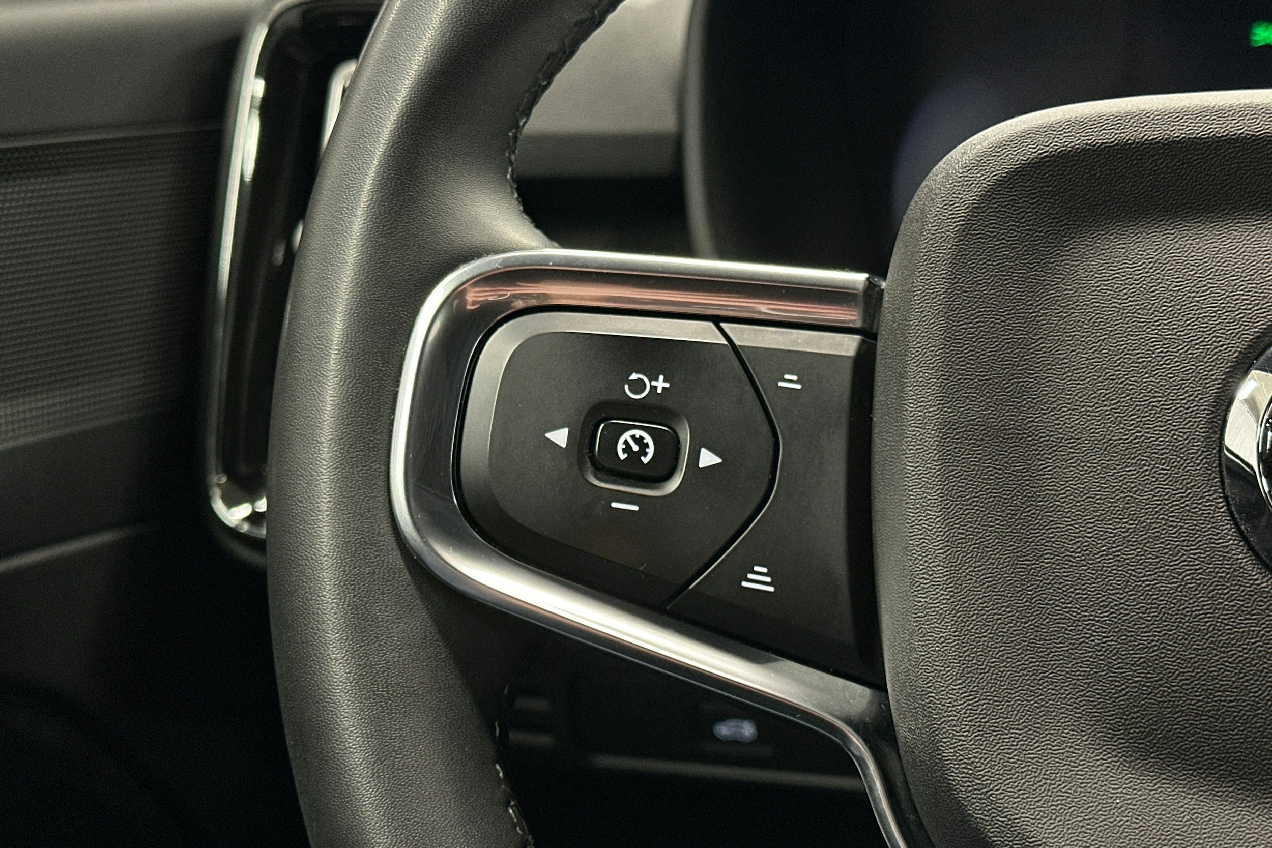 harmaa Volvo XC40 2023 kuva 21.