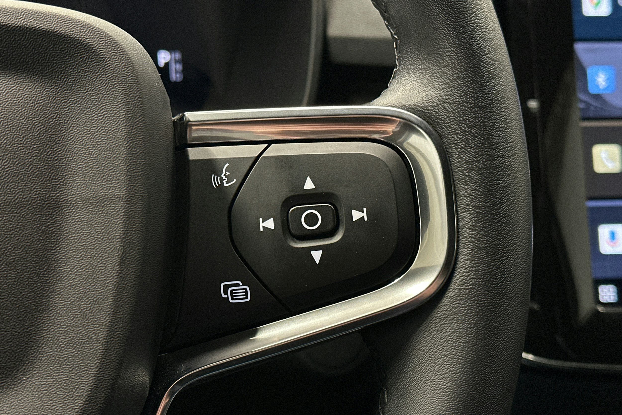 harmaa Volvo XC40 2023 kuva 22.