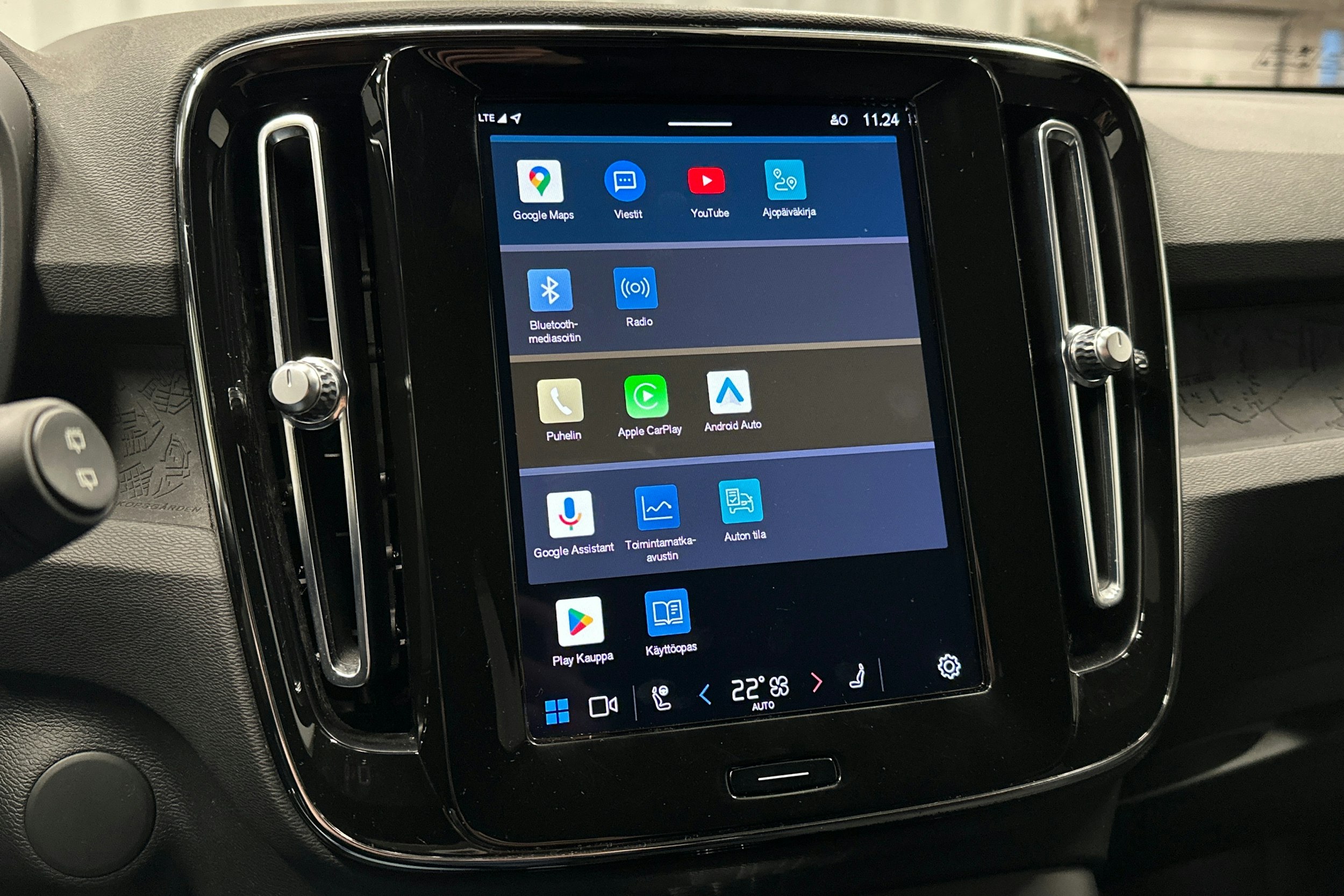 harmaa Volvo XC40 2023 kuva 24.