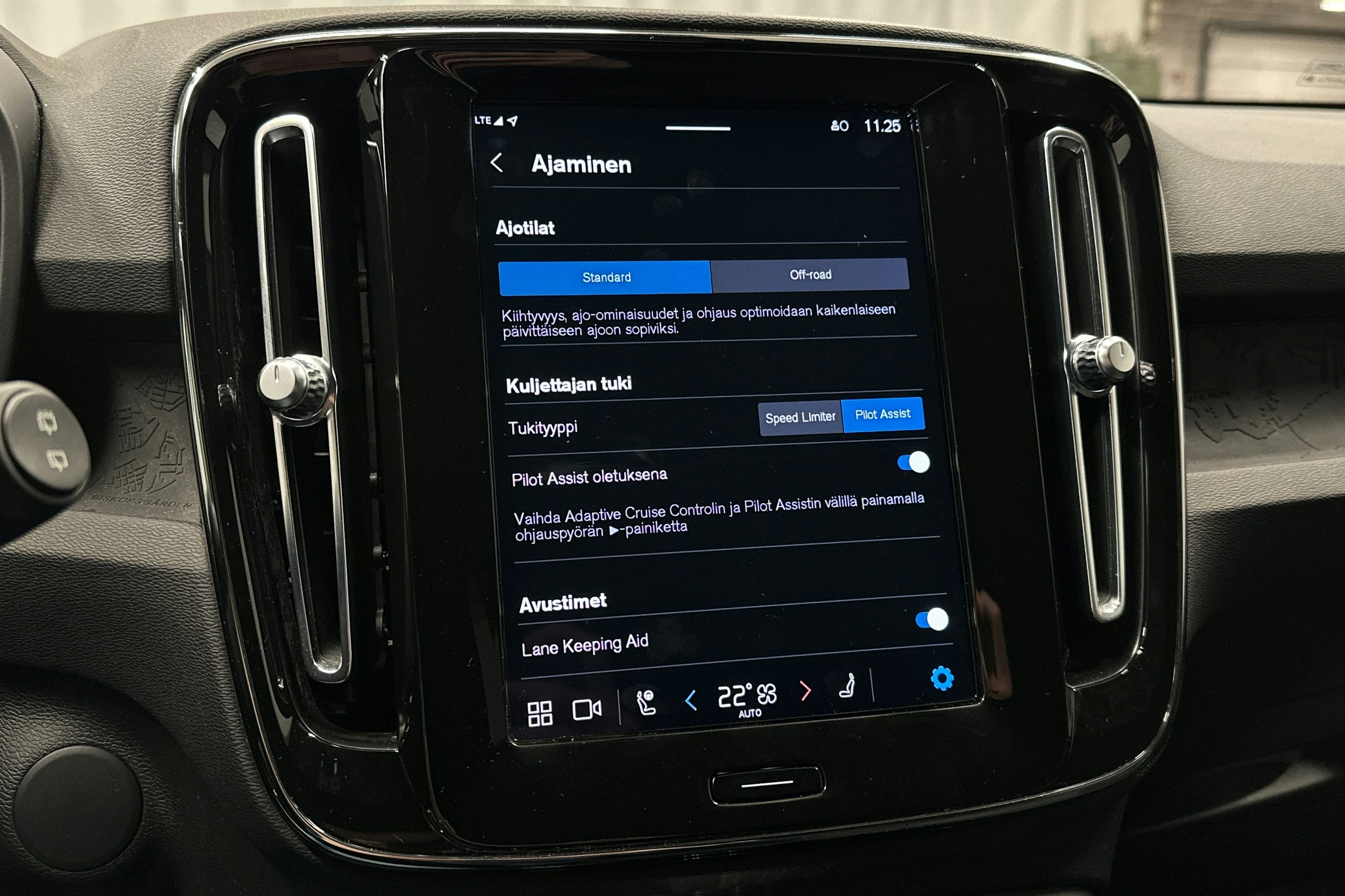 harmaa Volvo XC40 2023 kuva 26.