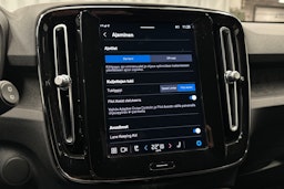 harmaa Volvo XC40 2023 kuva 26.