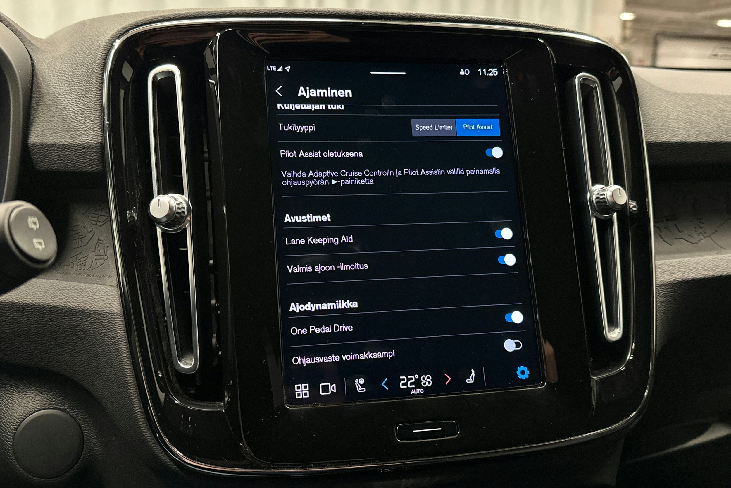 harmaa Volvo XC40 2023 kuva 27.