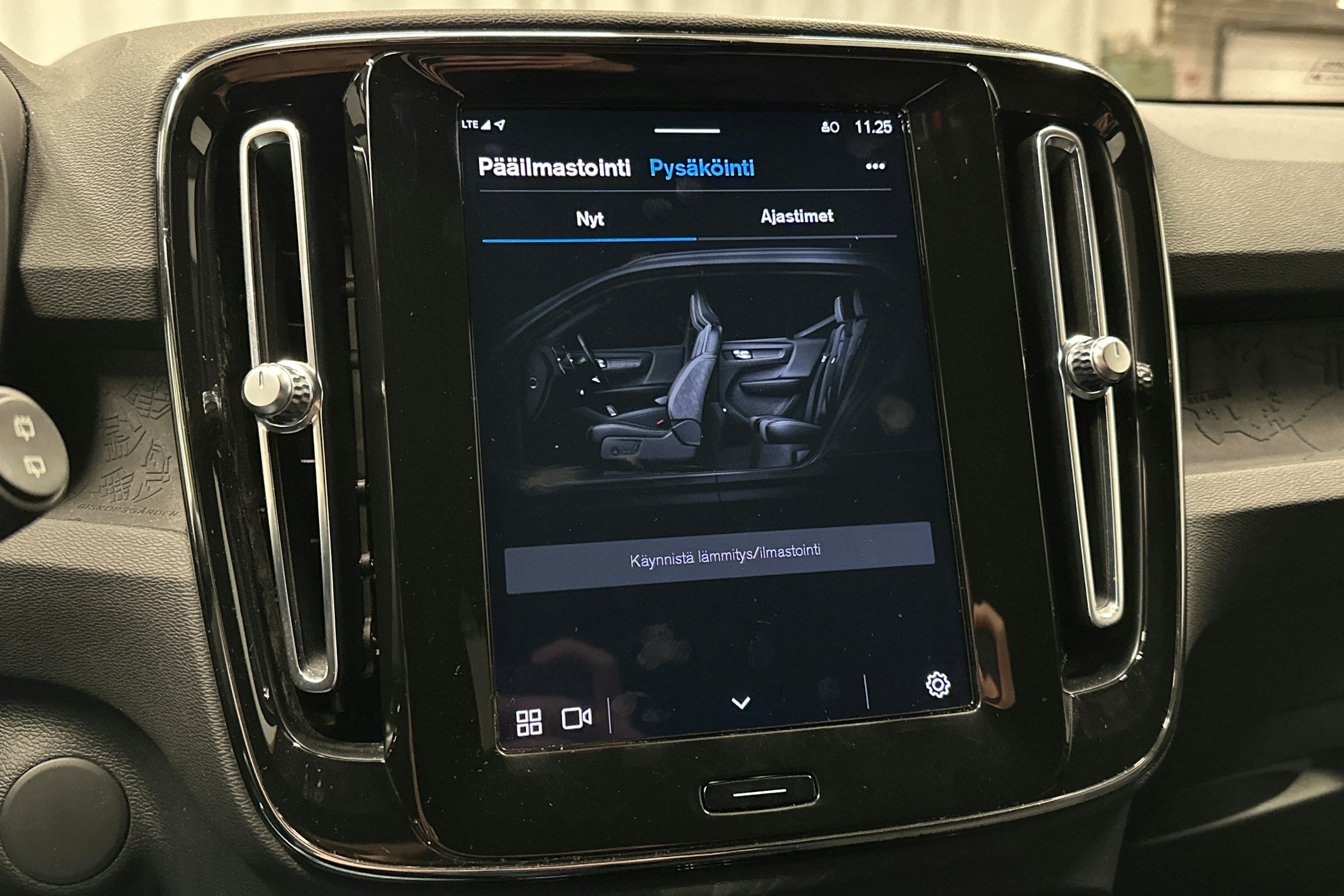 harmaa Volvo XC40 2023 kuva 28.