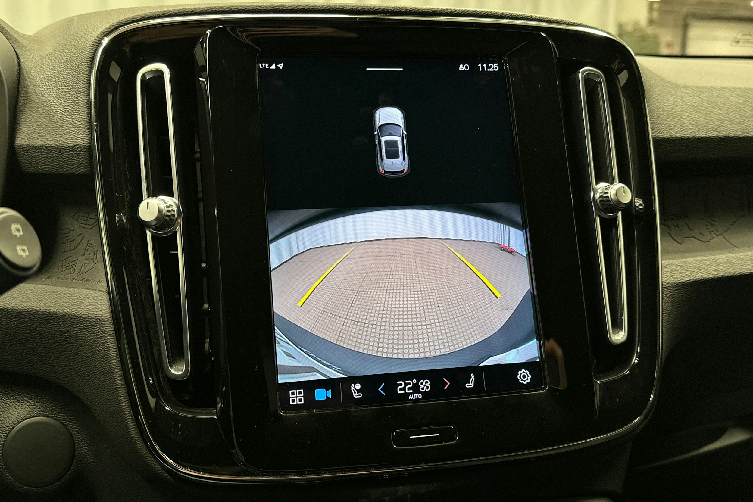 harmaa Volvo XC40 2023 kuva 29.