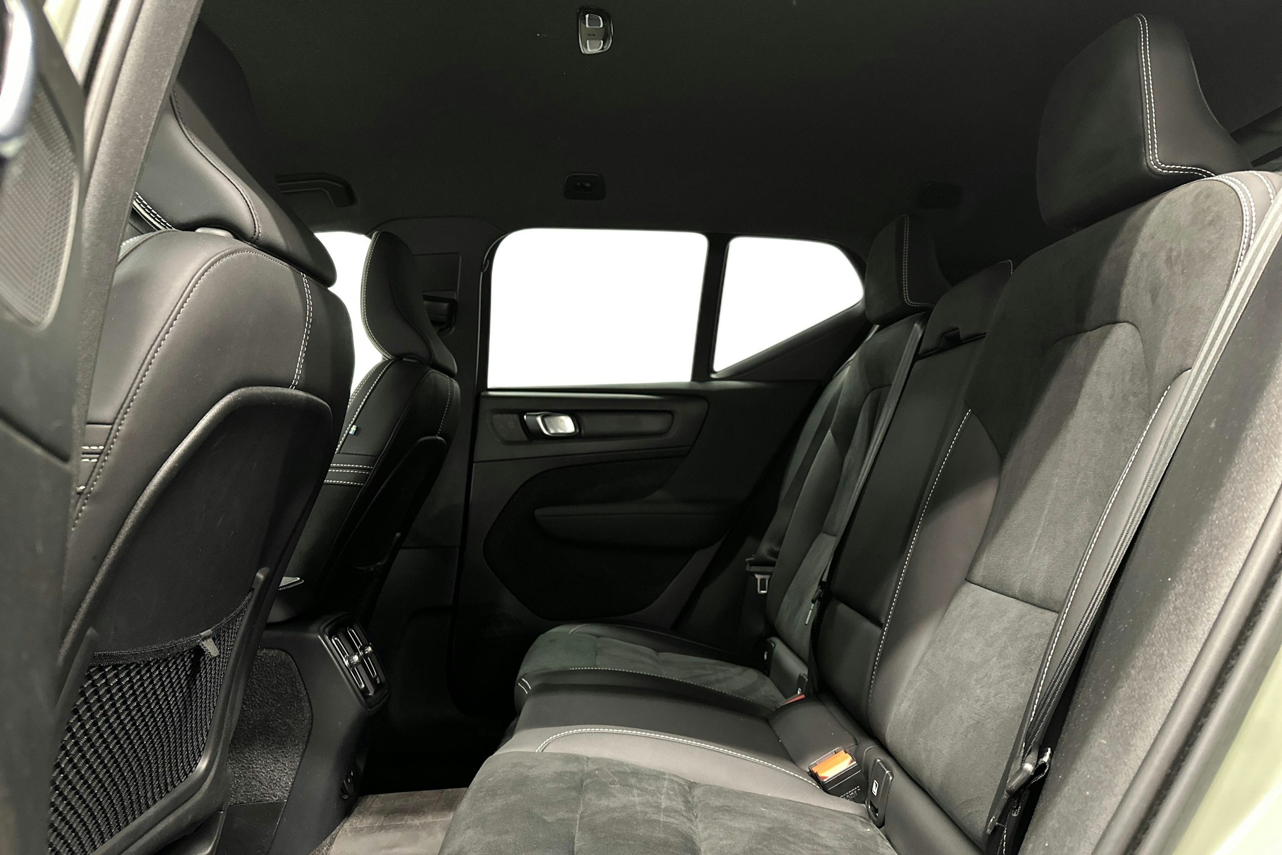 vihreä Volvo XC40 2023 kuva 10.