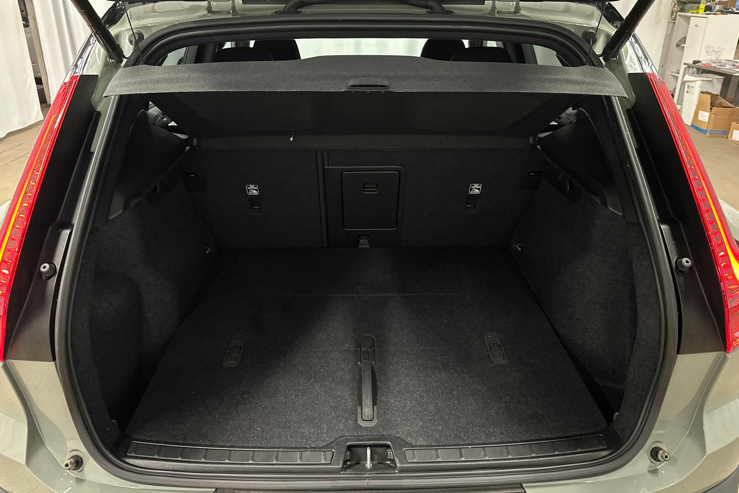 vihreä Volvo XC40 2023 kuva 14.