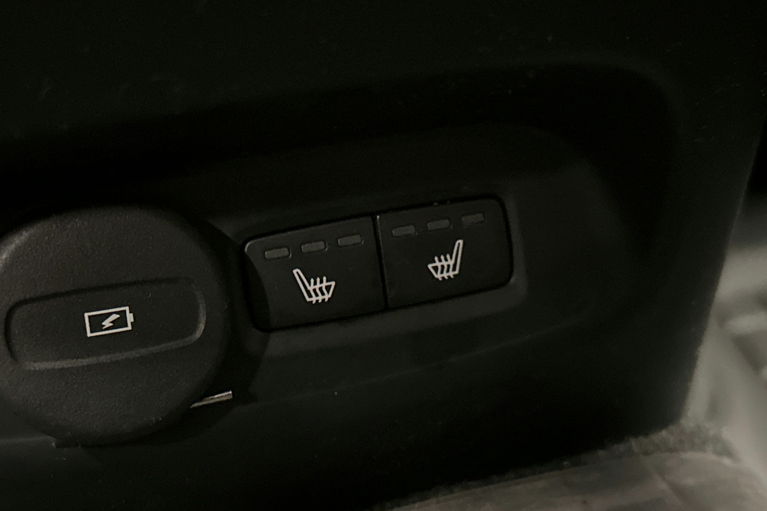 vihreä Volvo XC40 2023 kuva 16.