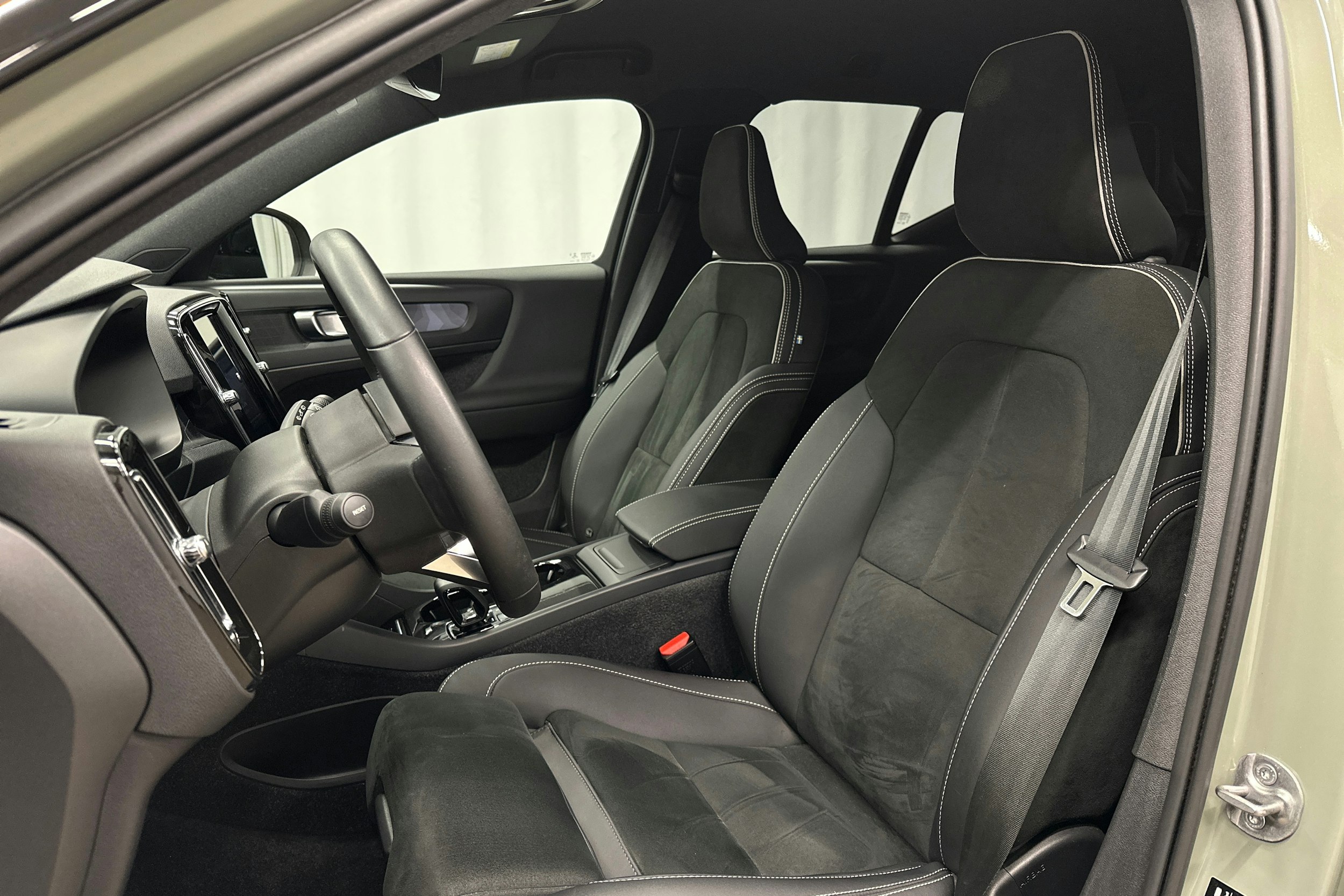 vihreä Volvo XC40 2023 kuva 17.