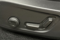 vihreä Volvo XC40 2023 kuva 18.