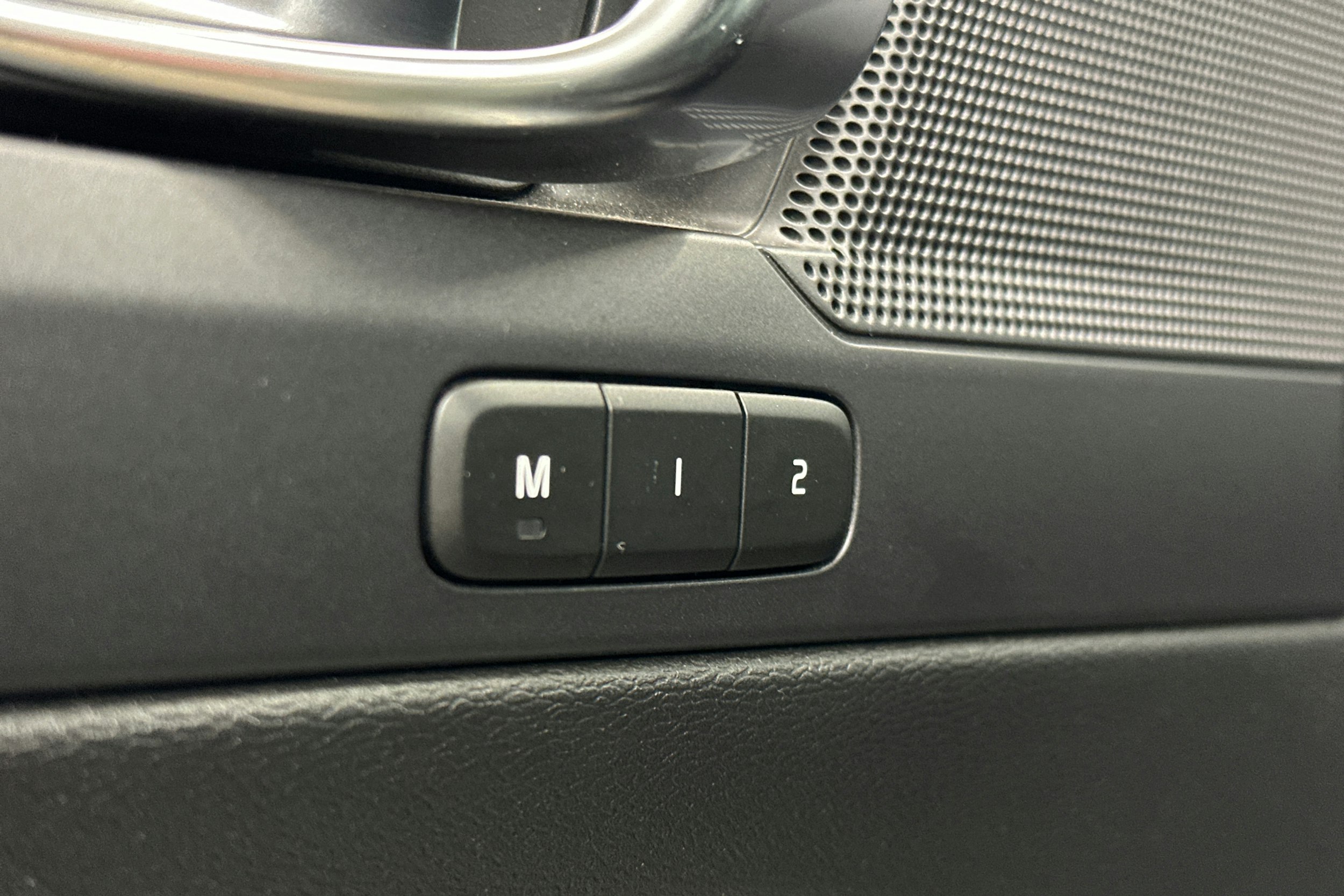 vihreä Volvo XC40 2023 kuva 19.