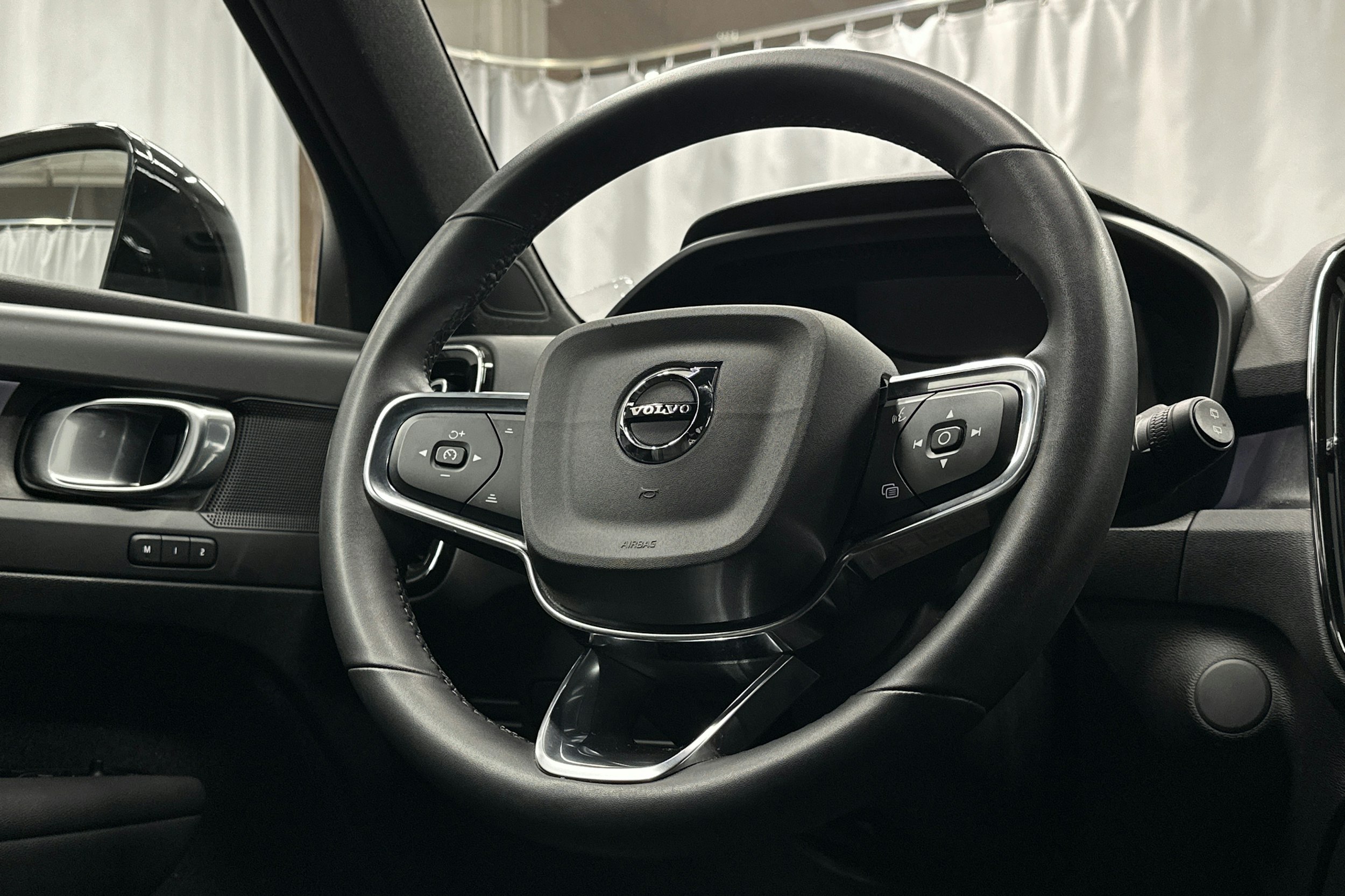 vihreä Volvo XC40 2023 kuva 20.