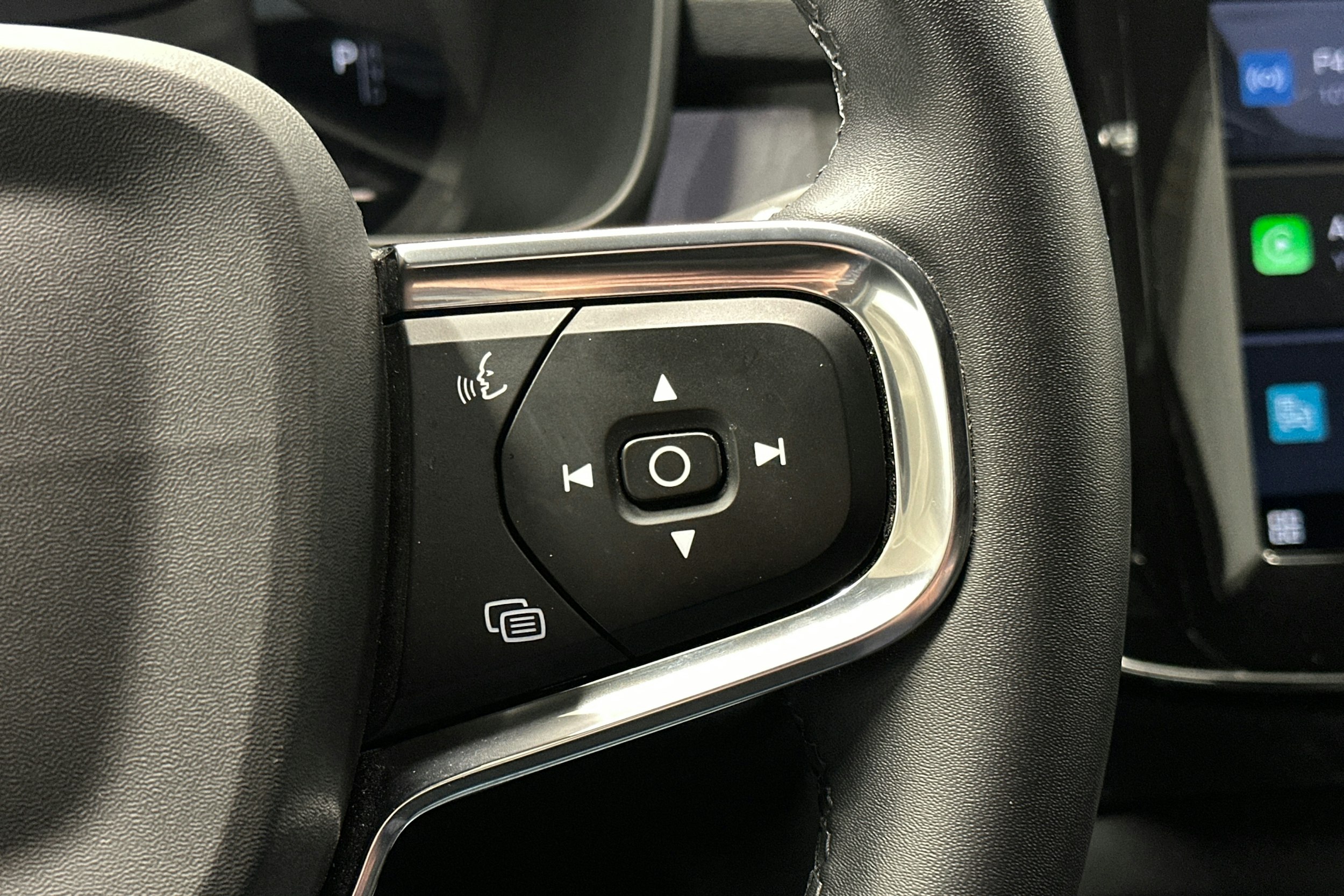 vihreä Volvo XC40 2023 kuva 22.