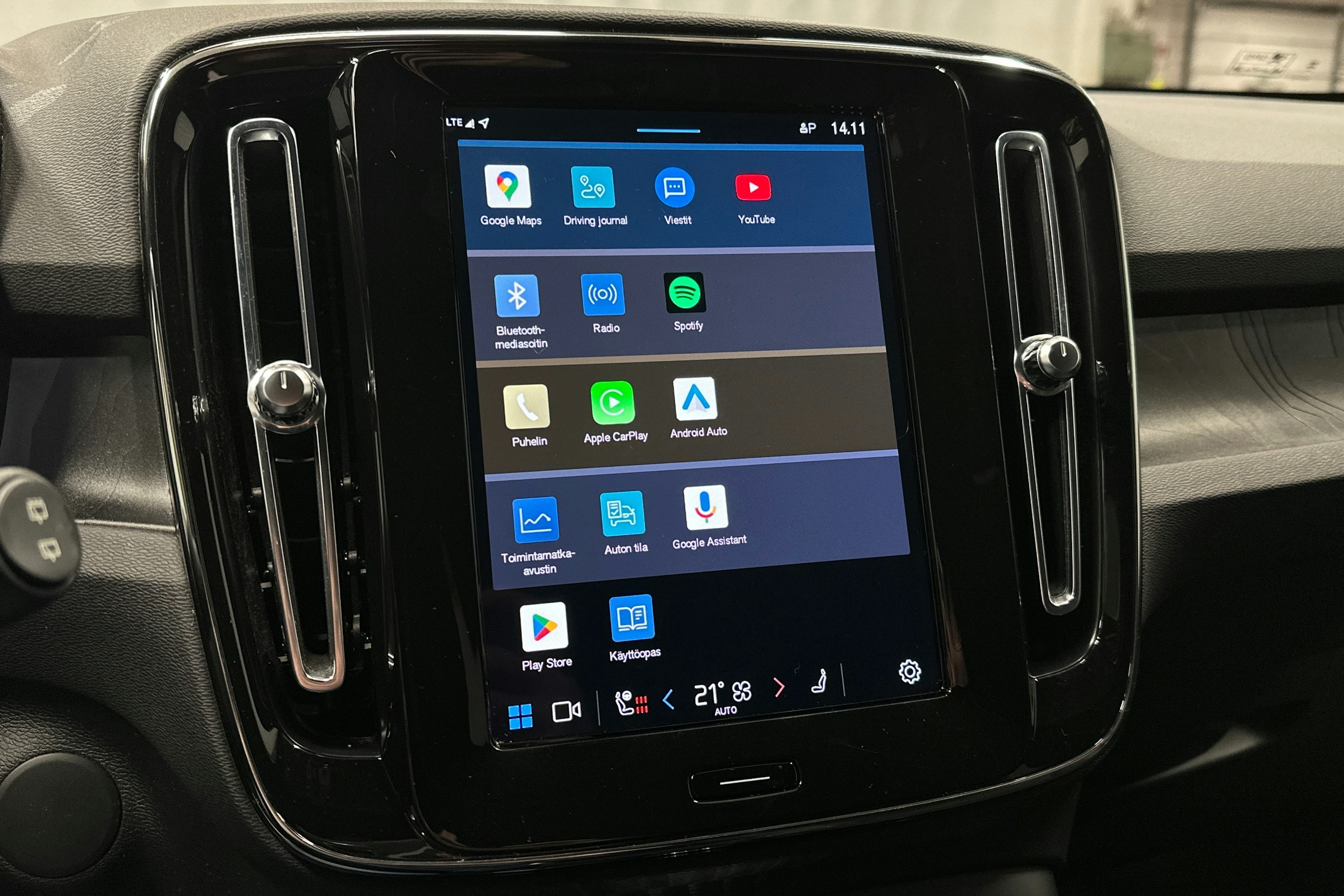 vihreä Volvo XC40 2023 kuva 24.